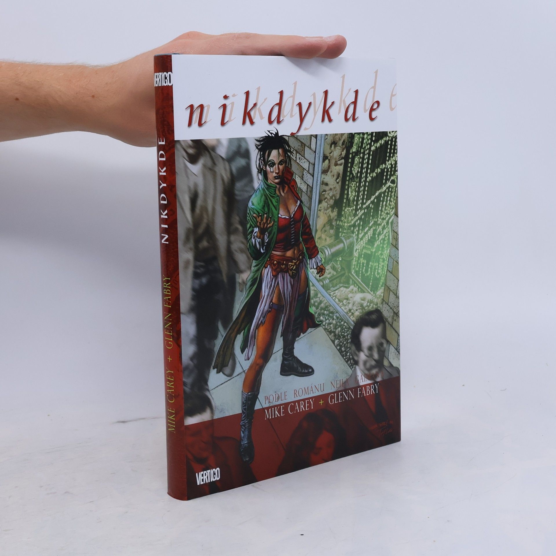 M. R. Carey Nikdykde
