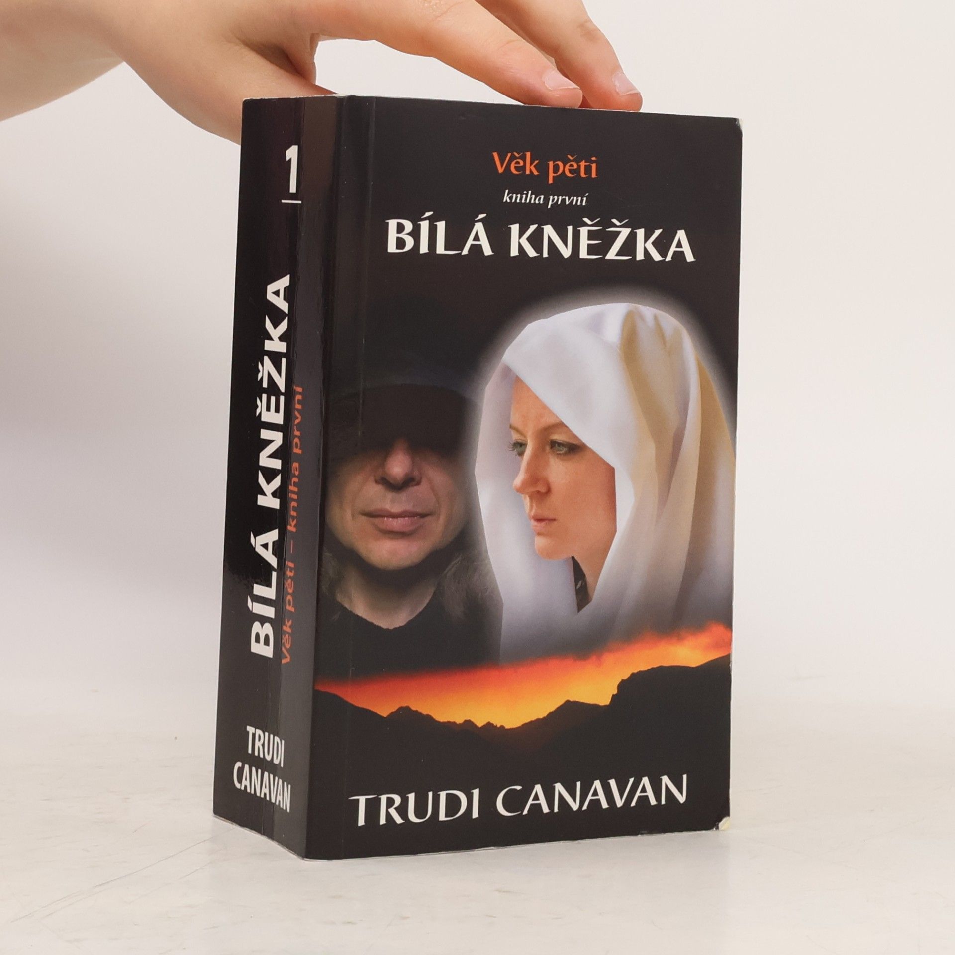Trudi Canavan Bílá kněžka