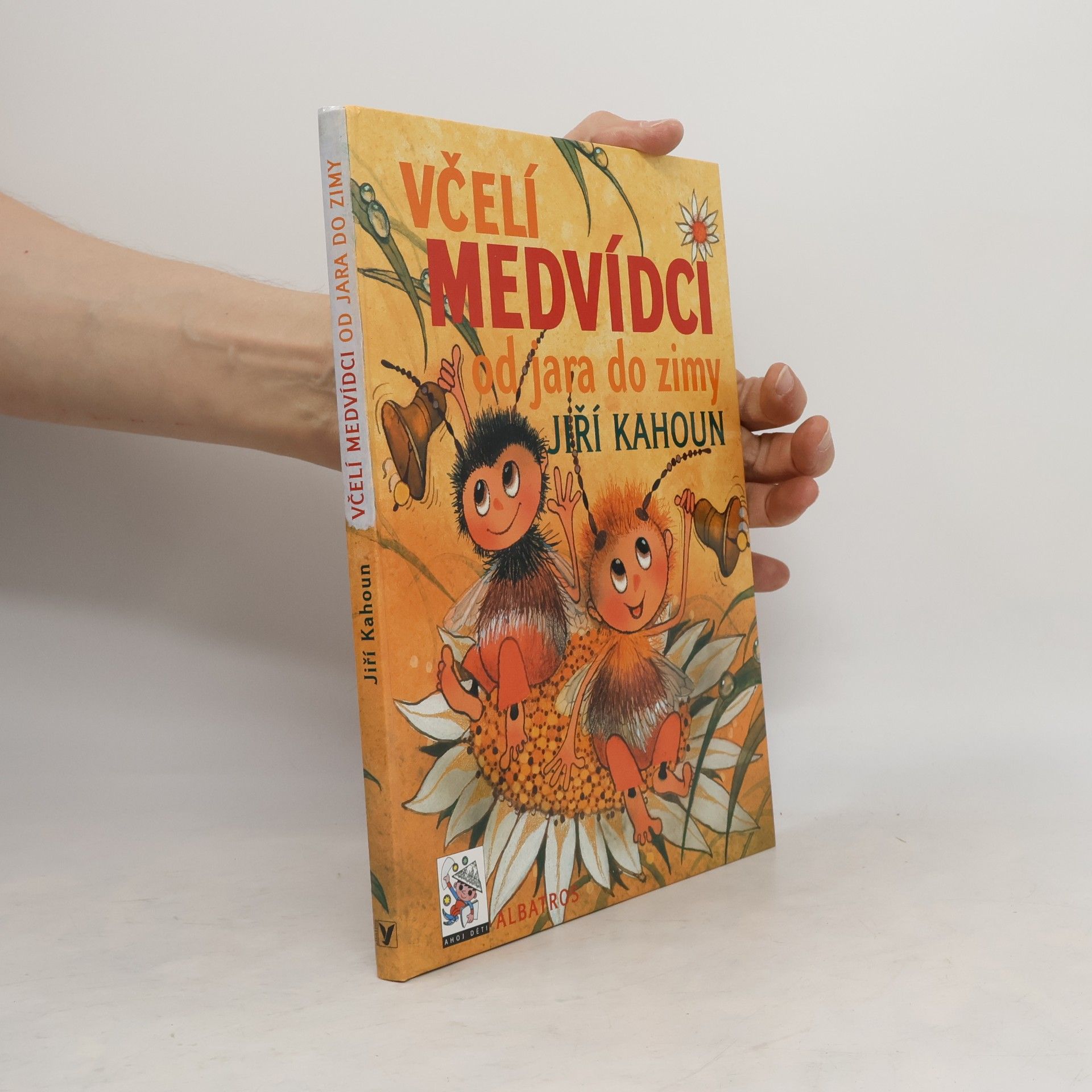 Jiří Kahoun Včelí medvídci od jara do zimy
