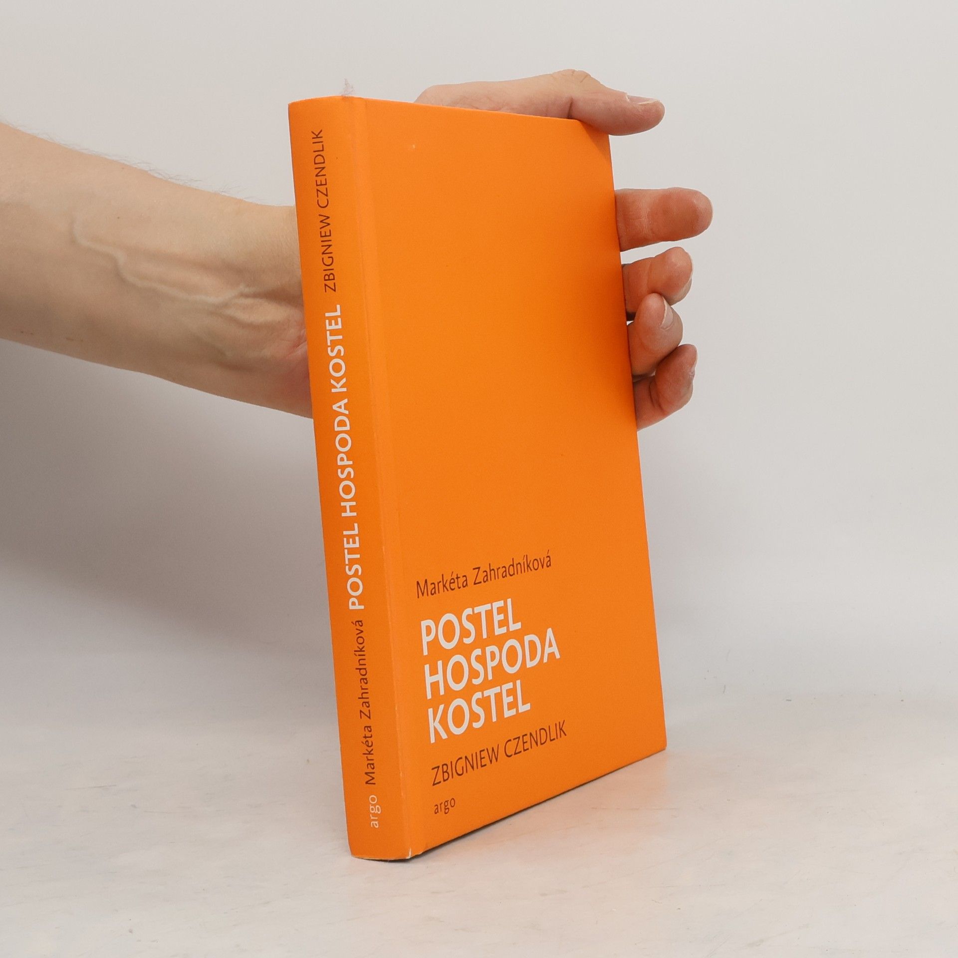Zbigniew Czendlik Postel, hospoda, kostel