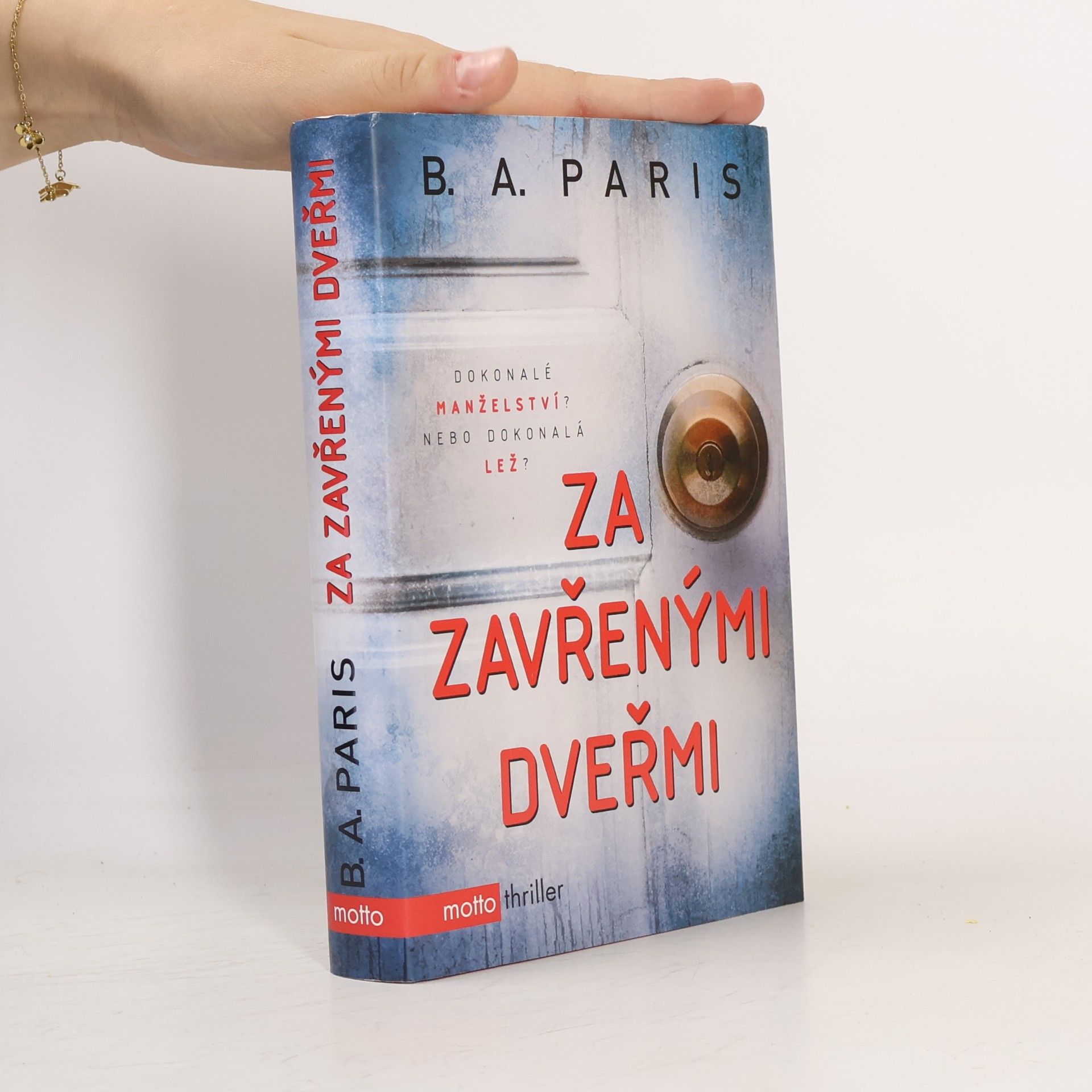B.A. Paris Za zavřenými dveřmi