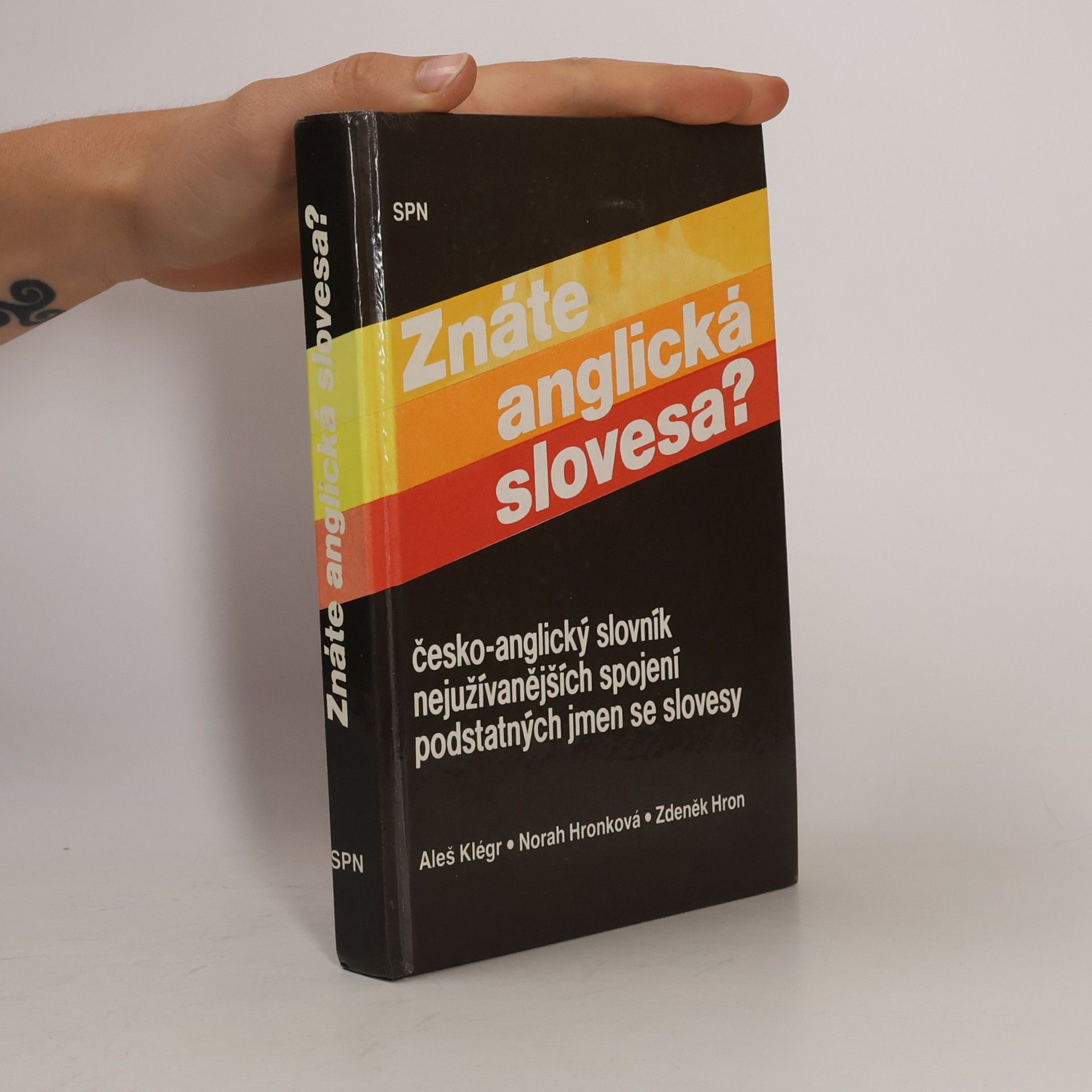 Znáte anglická slovesa? : Česko-anglický slovník nejužívanějších spojení podstatných jmen se slovesy