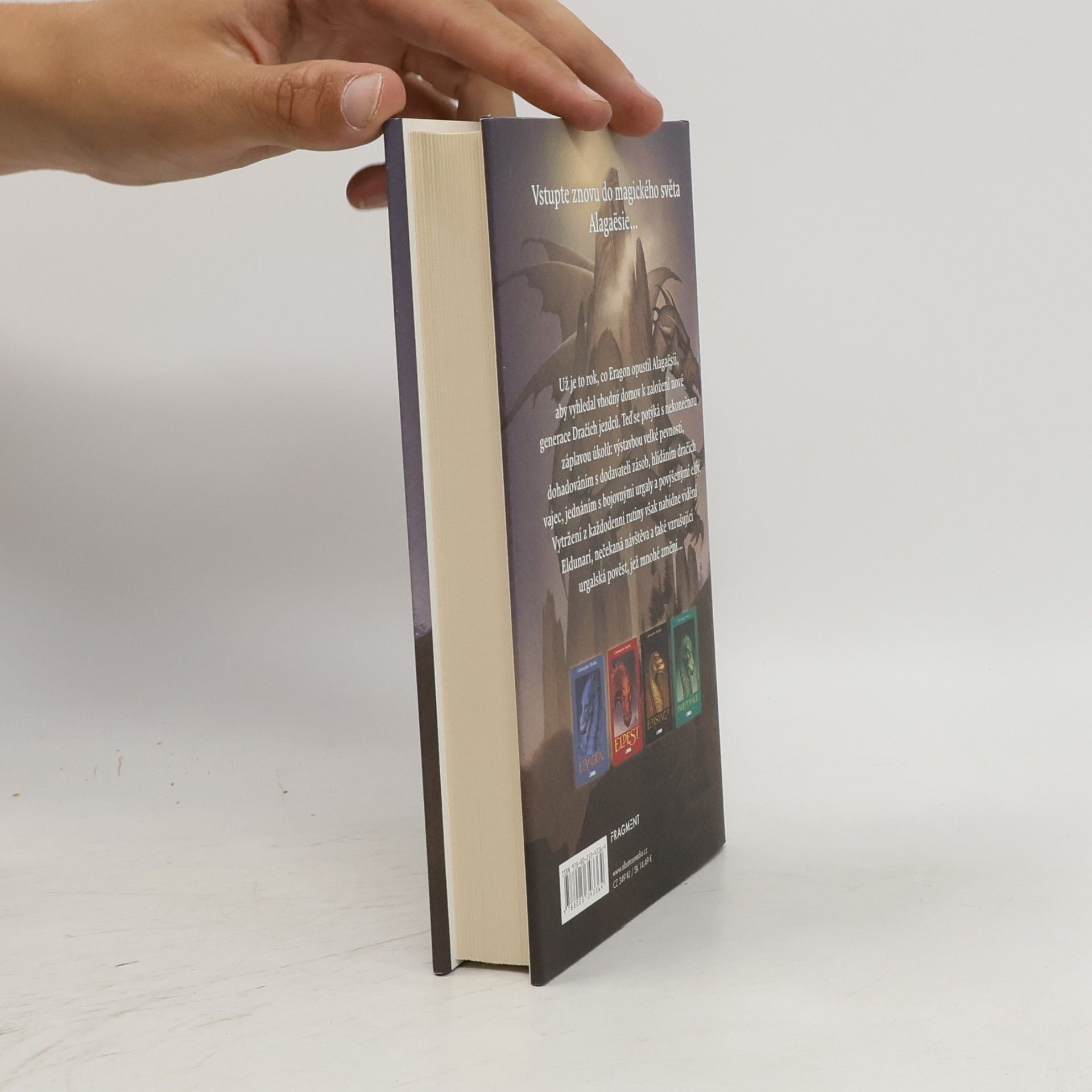 Christopher Paolini Poutník, čarodějnice a červ - Příběhy z Alagaësie I.