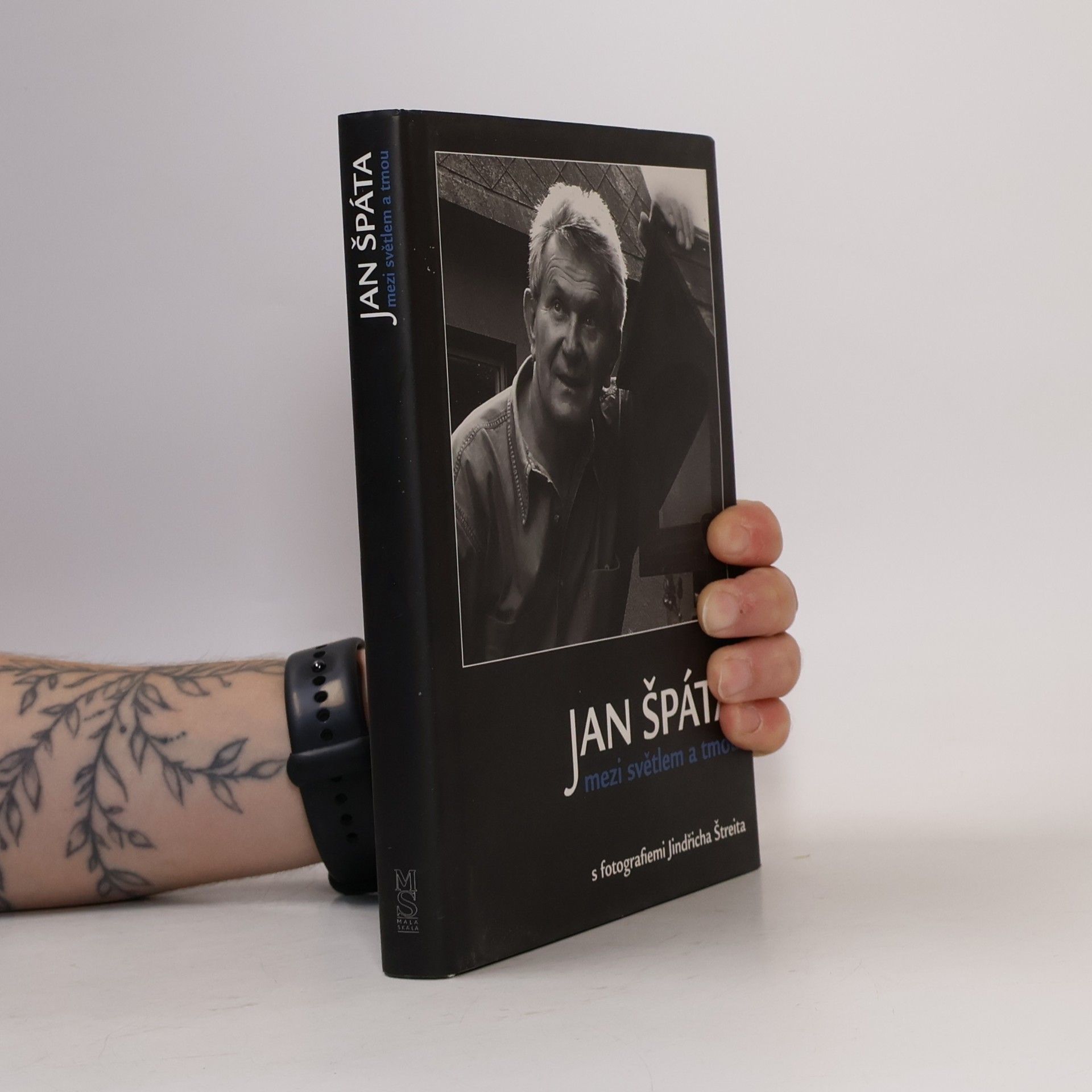 Jan Špáta Jan Špáta mezi světlem a tmou: Sloupky a fejetony s fotografiemi Jindřicha Štreita