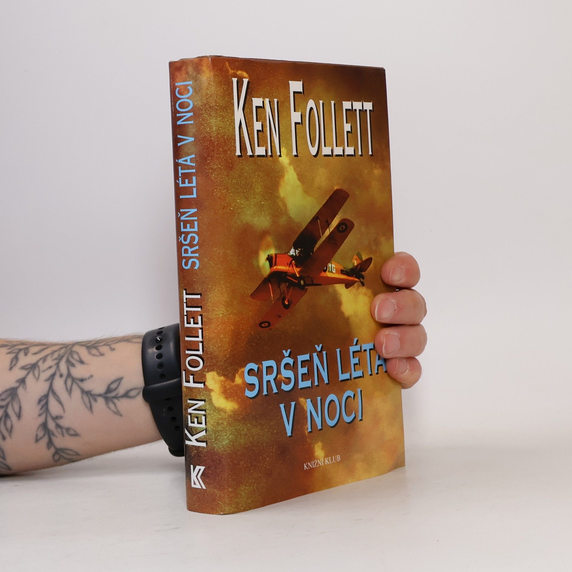 Ken Follett Sršeň létá v noci
