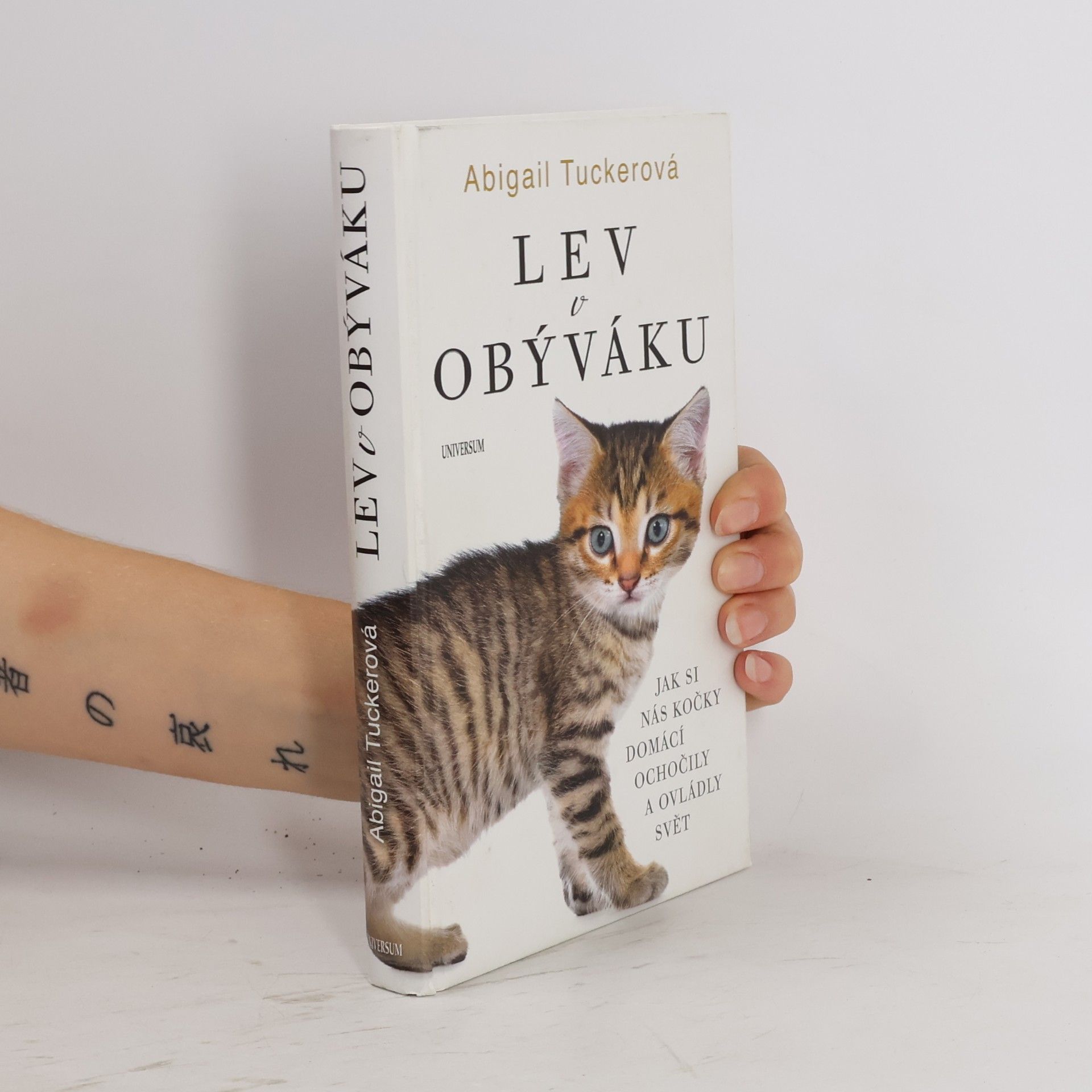 Abigail Tucker Lev v obýváku: Jak si nás kočky domácí ochočily a ovládly svět