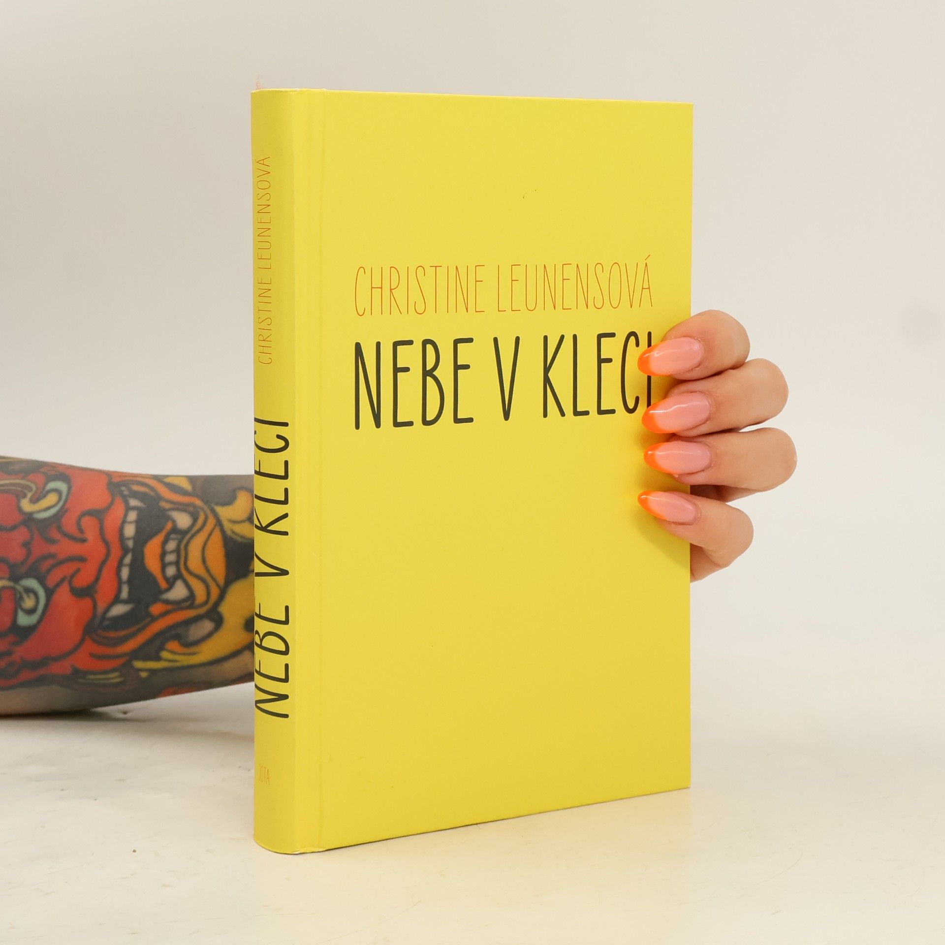 Nebe v kleci