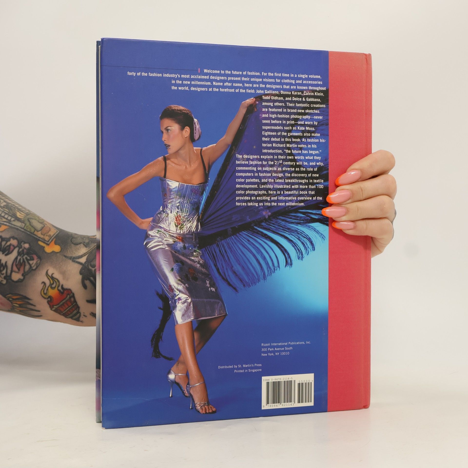 Roberta Wolf Millennium mode : fashion forecasts from 40 top designers