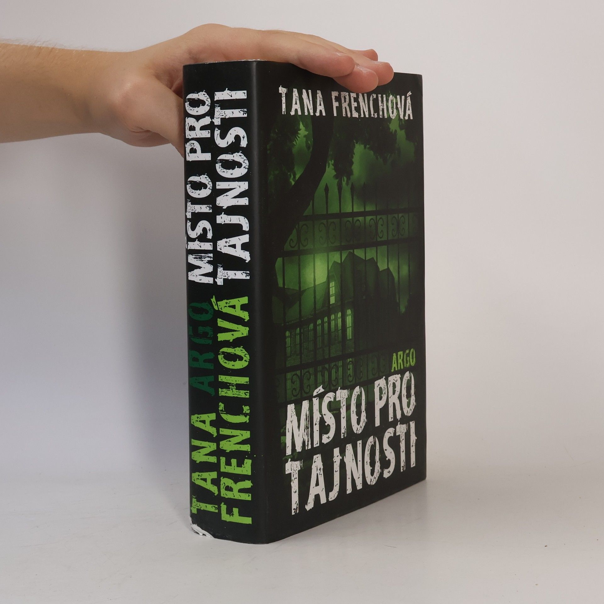 Tana Frenchová Místo pro tajnosti