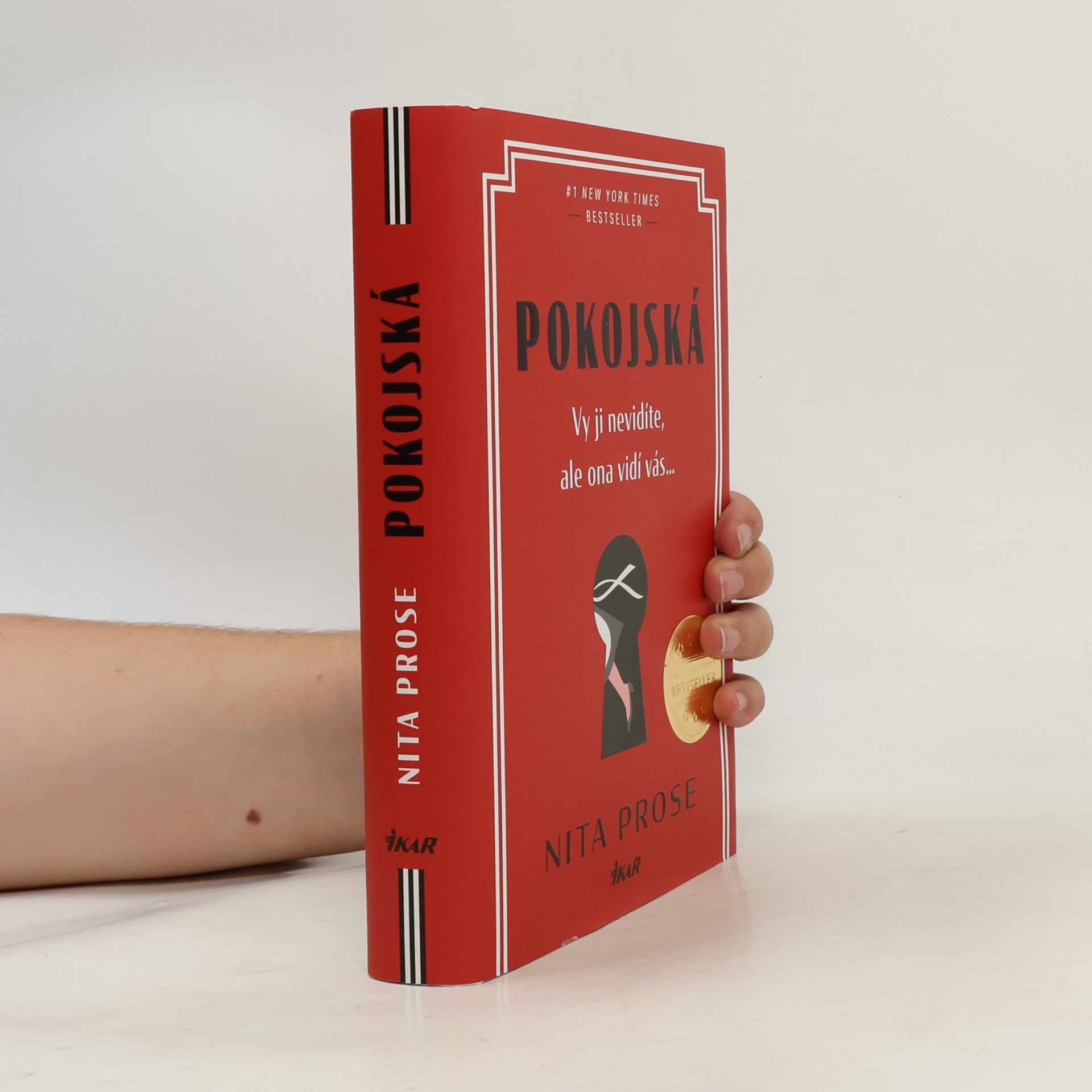 Nita Prose Pokojská: vy ji nevidíte, ale ona vidí vás...