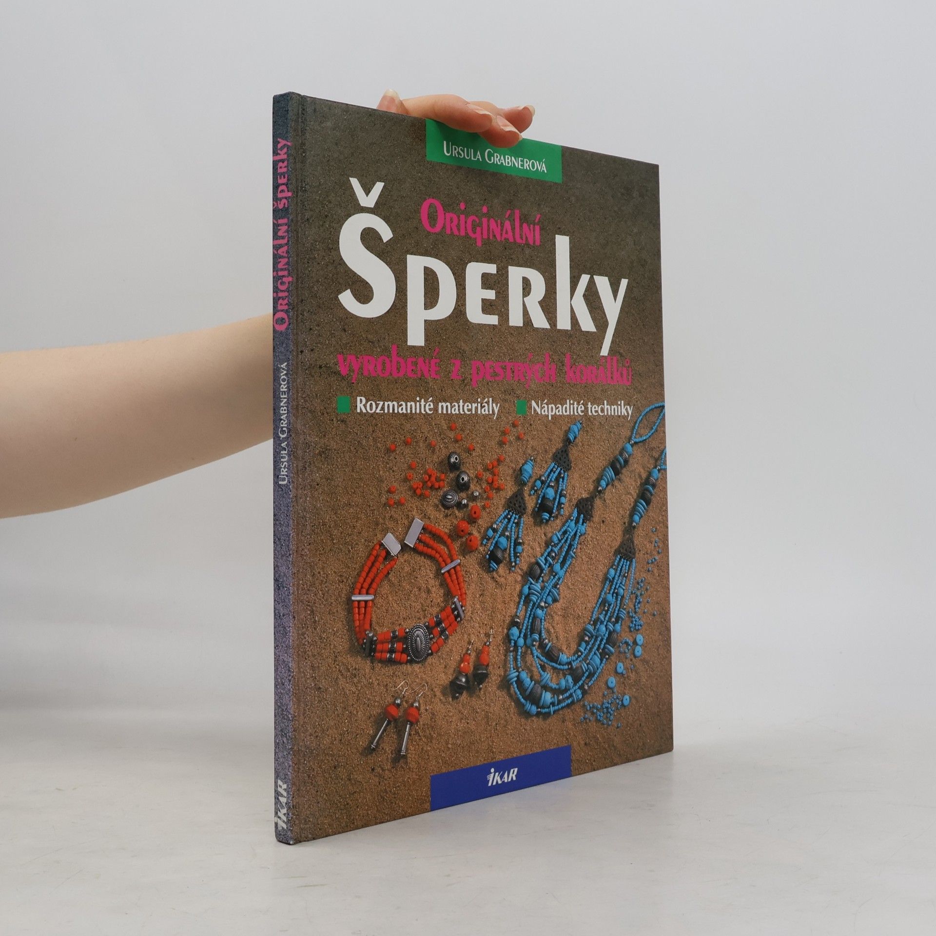 Originální šperky vyrobené z pestrých korálků.