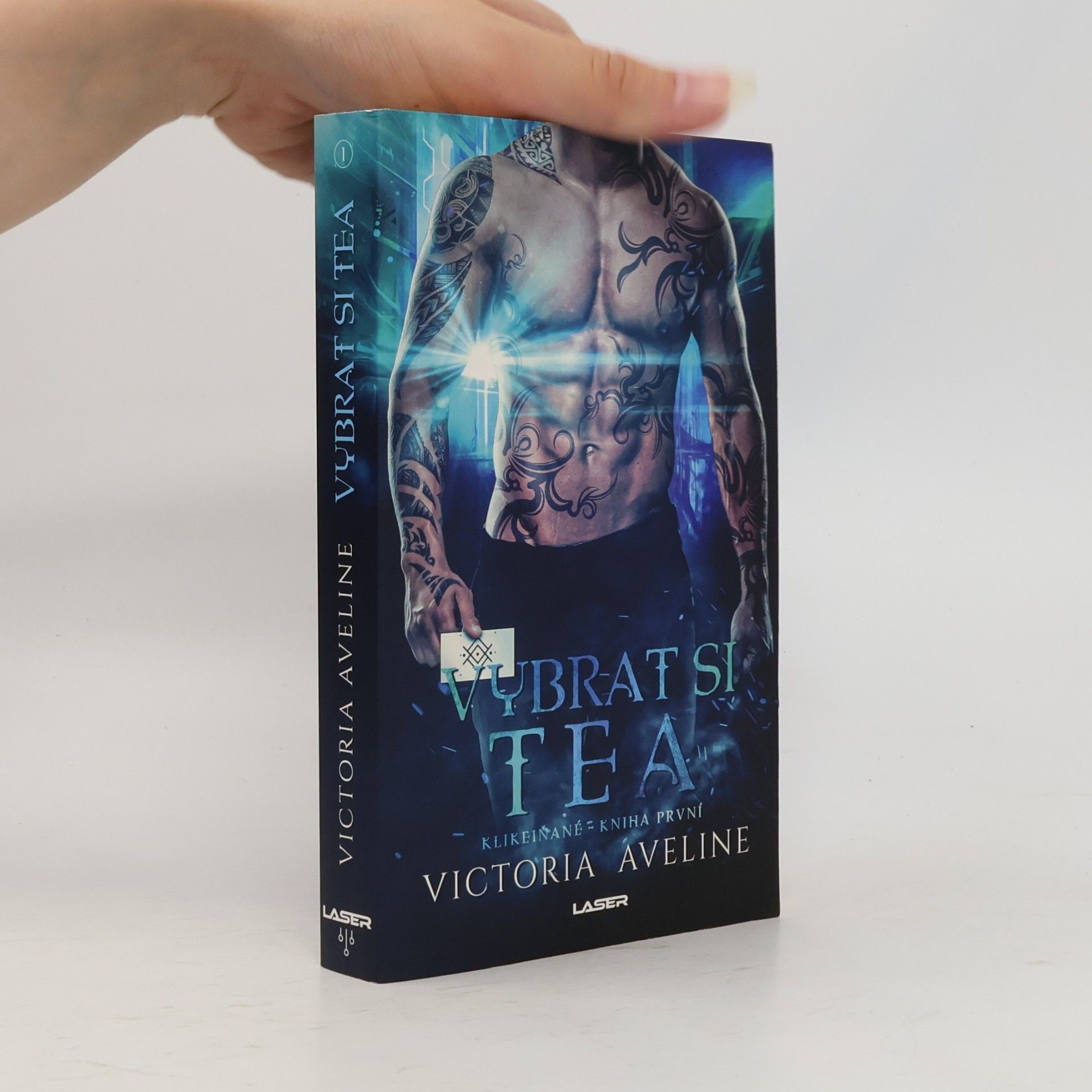 Victoria Aveline Vybrat si Thea