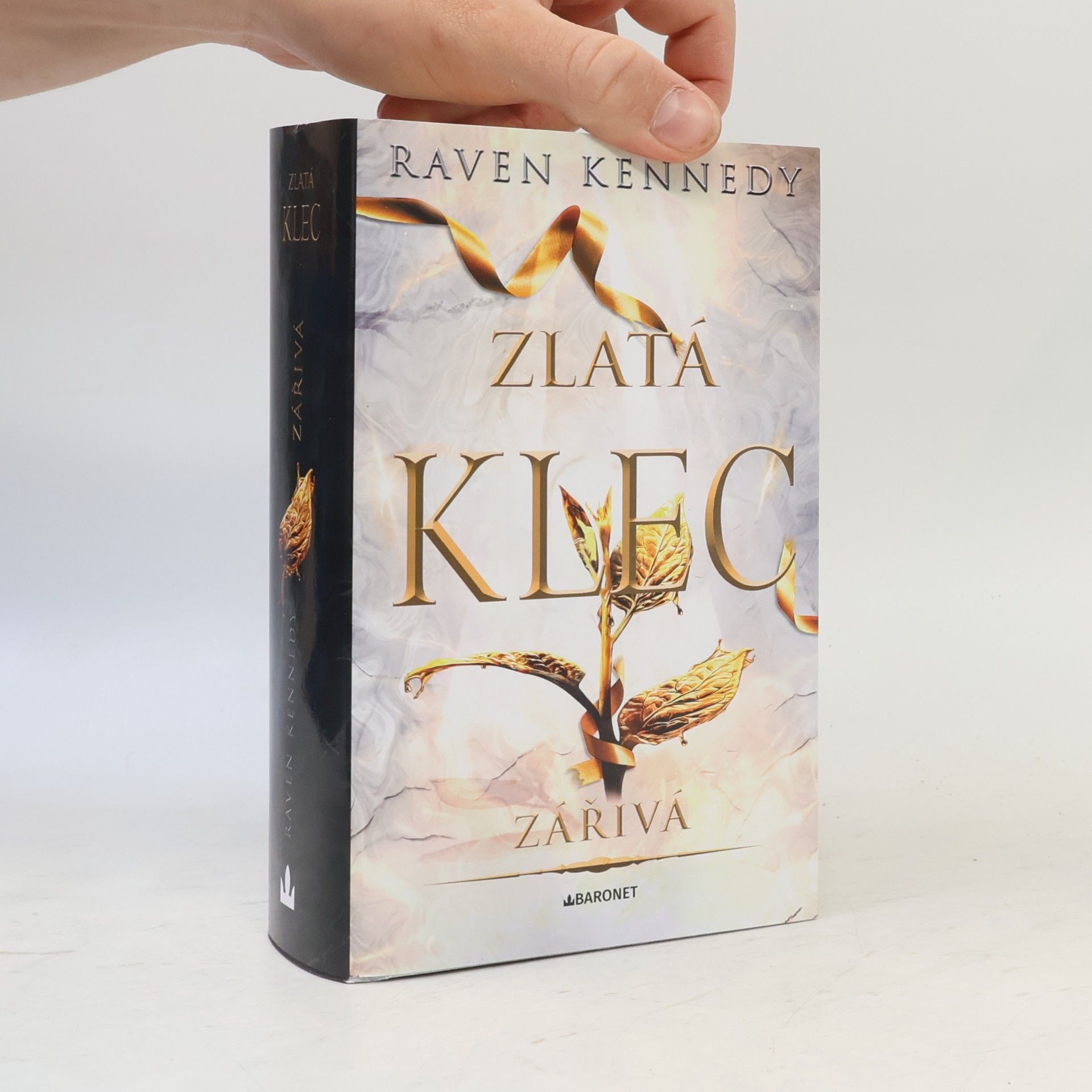 Raven Kennedy Zlatá klec. Zářivá