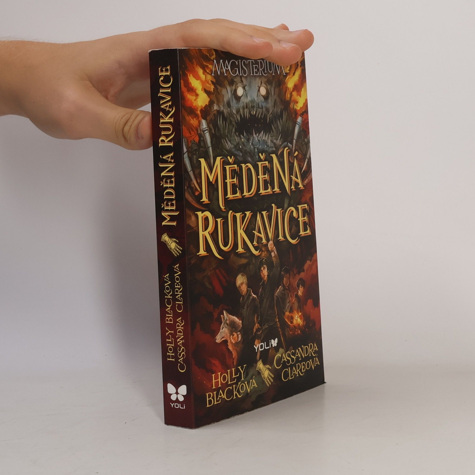 Holly Black Magisterium. Měděná rukavice.
