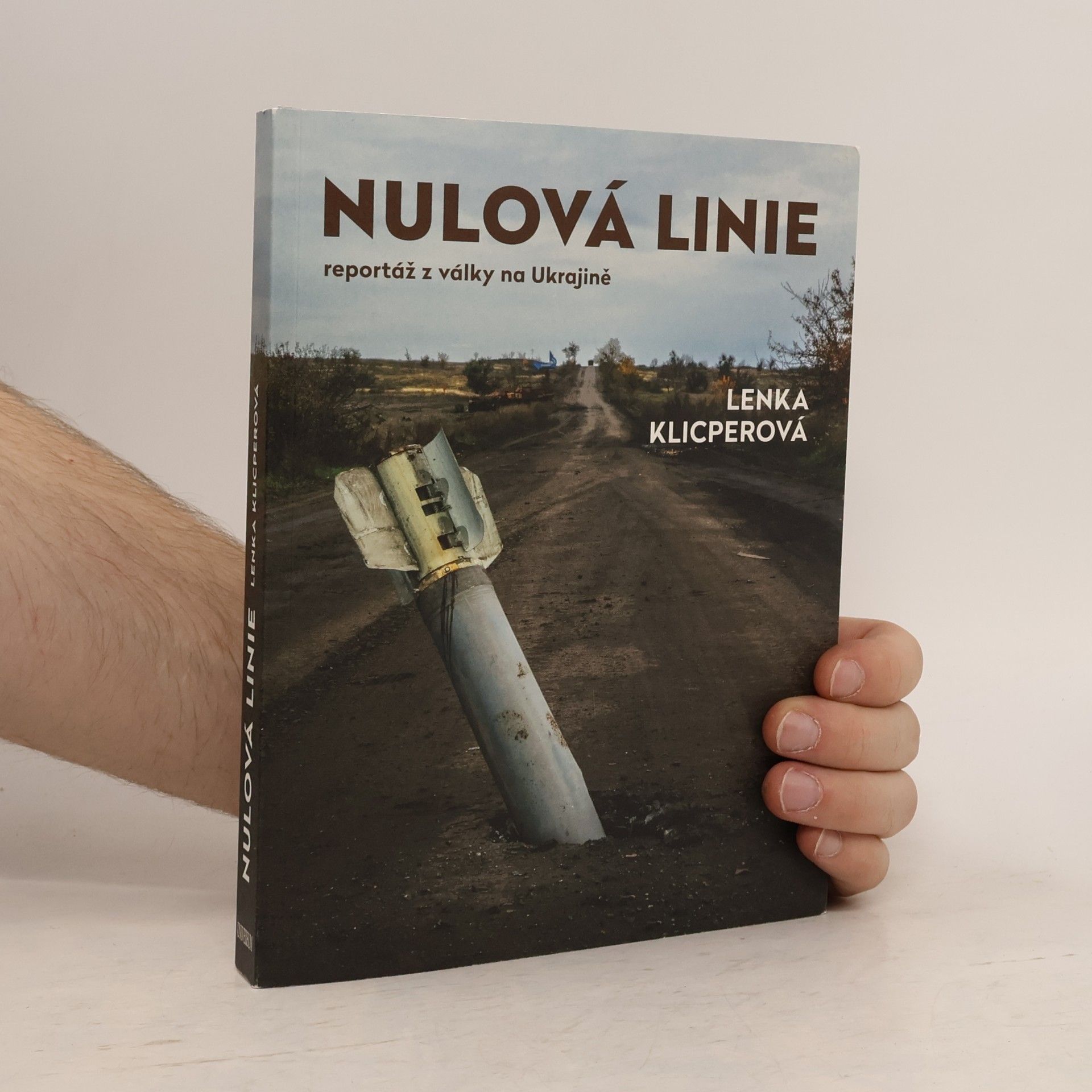 Lenka Klicperová Nulová linie. Reportáž z války na Ukrajině