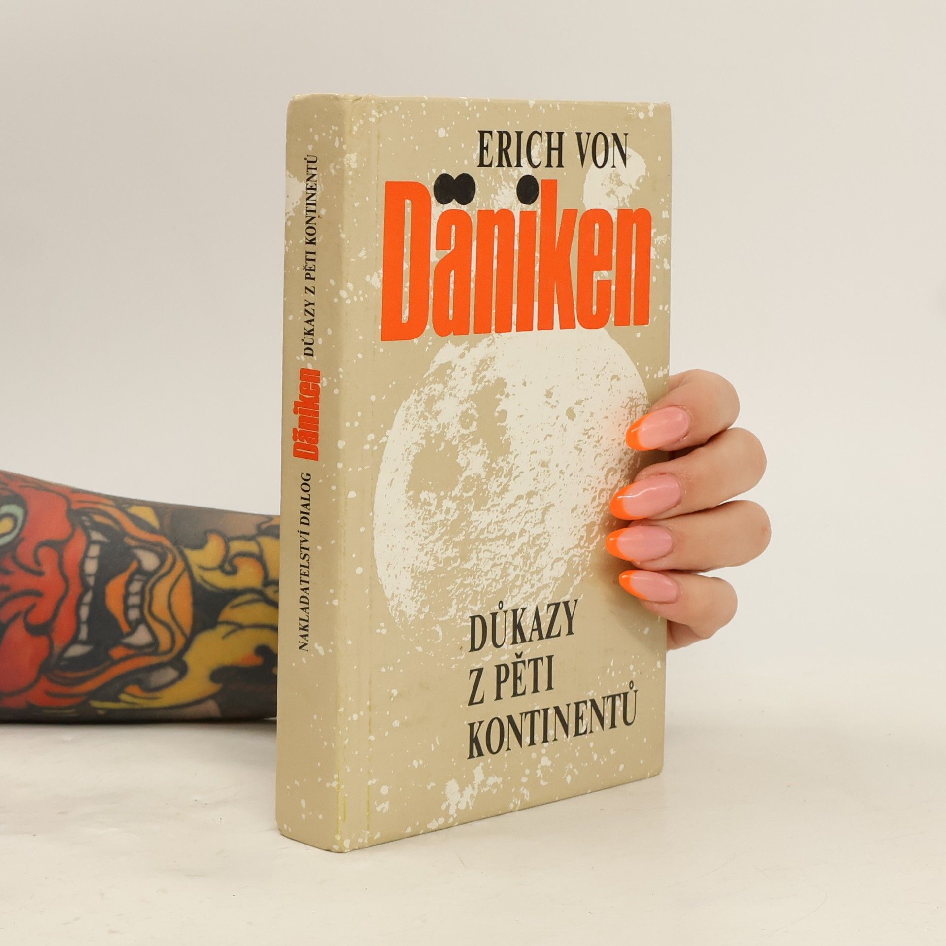 Erich von Däniken Důkazy z pěti kontinentů