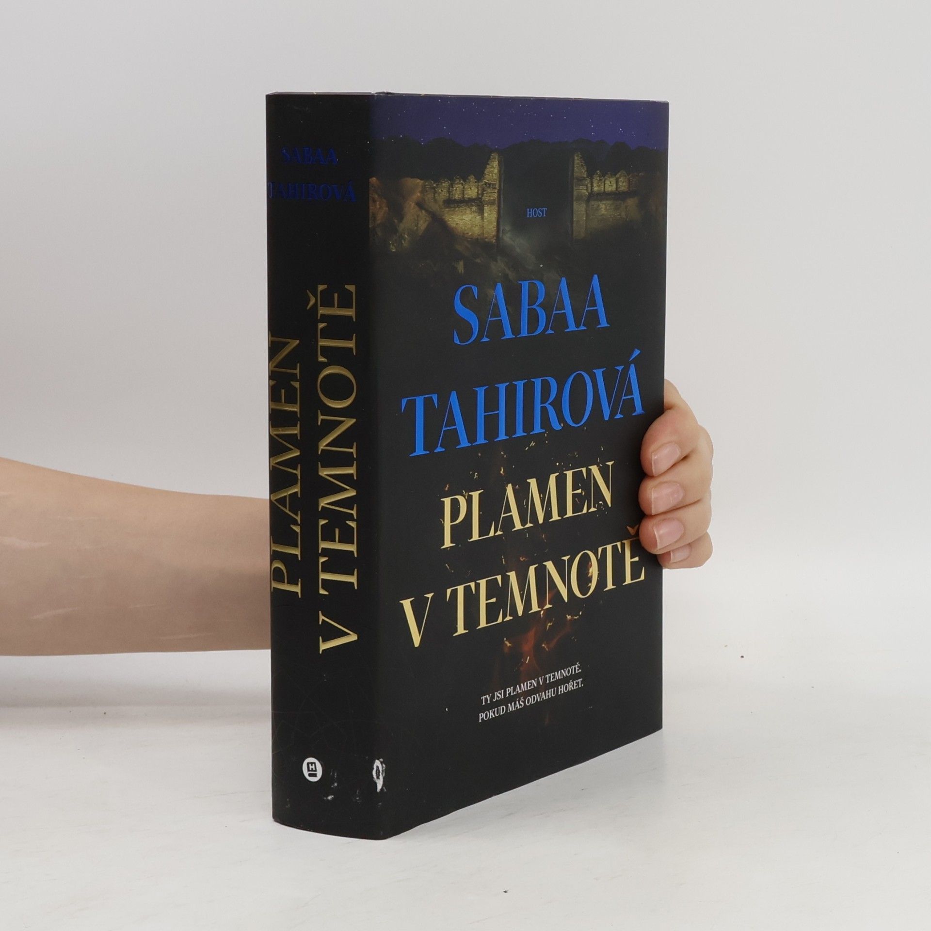 Sabaa Tahir Plamen v temnotě