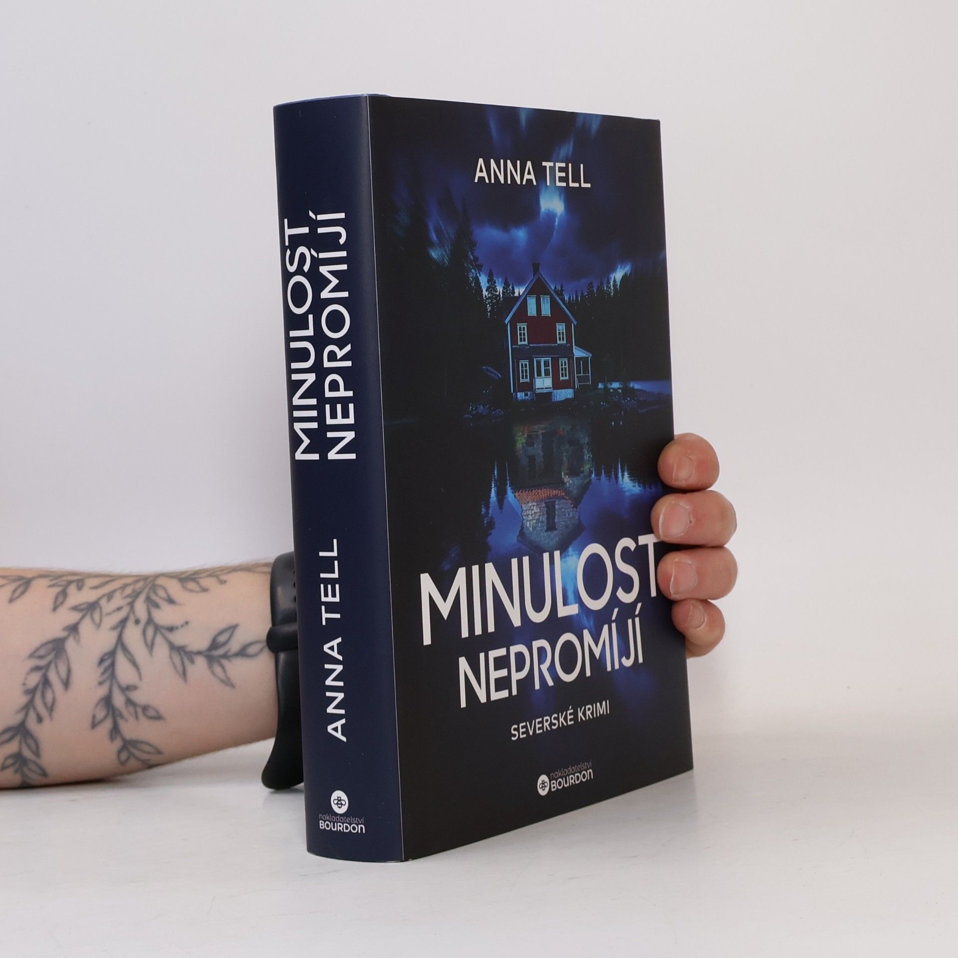 Anna Tell Minulost nepromíjí