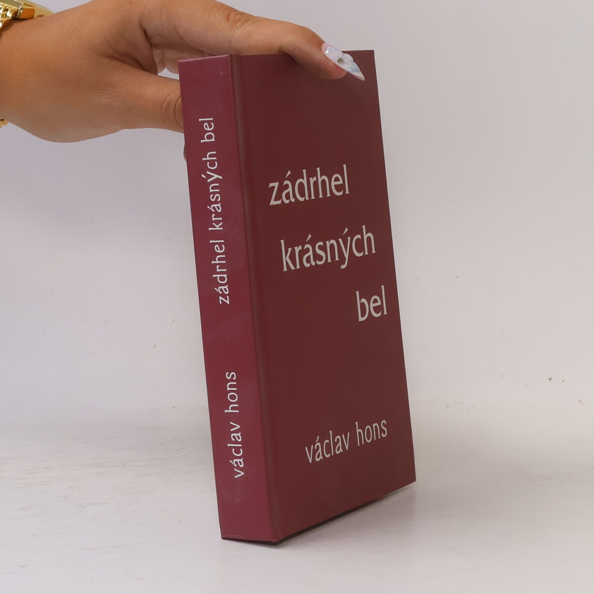 Zádrhel krásných bel