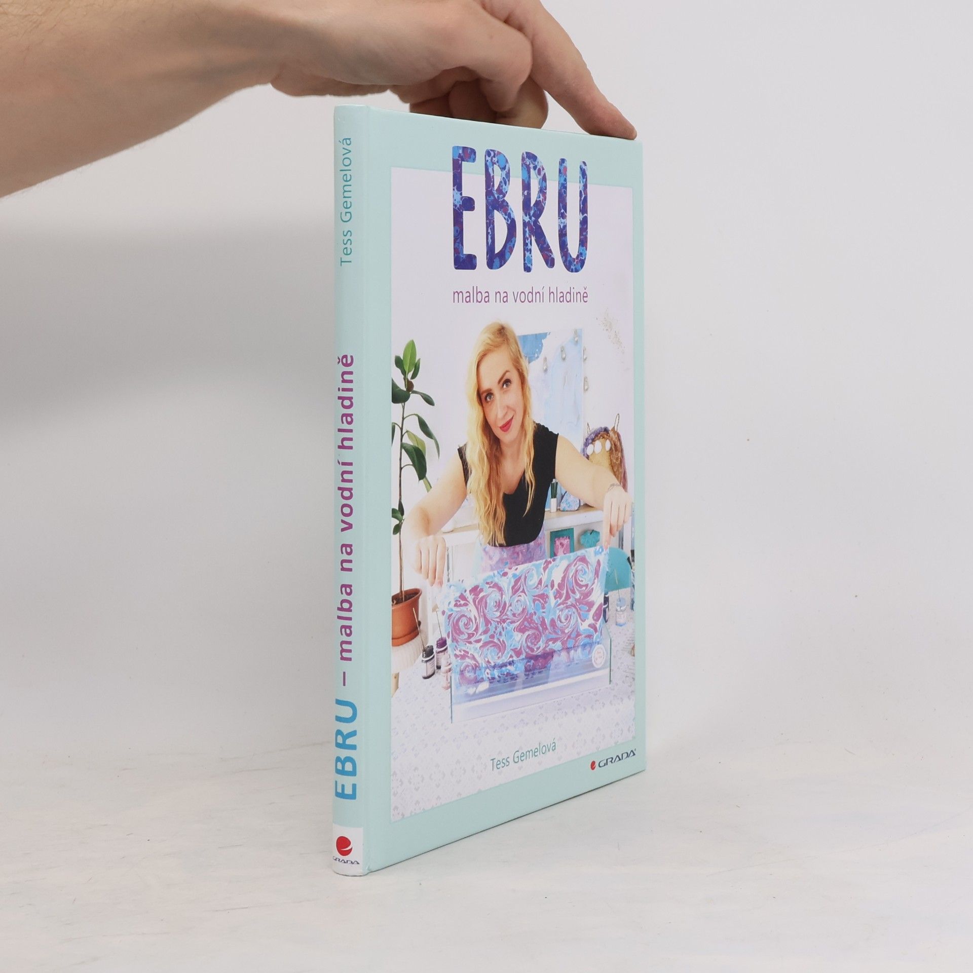 Tess Gemelová Ebru - malba na vodní hladině
