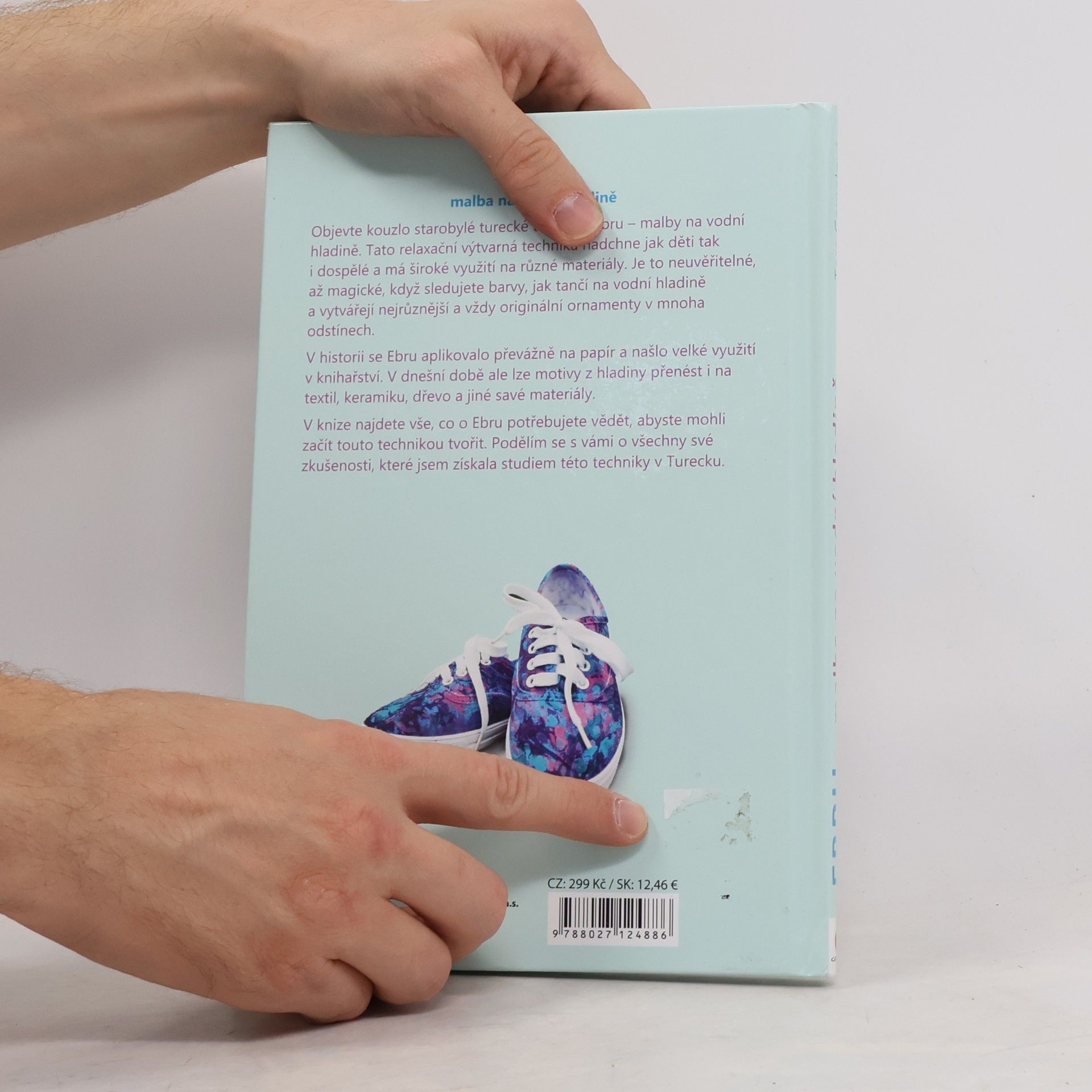 Tess Gemelová Ebru - malba na vodní hladině