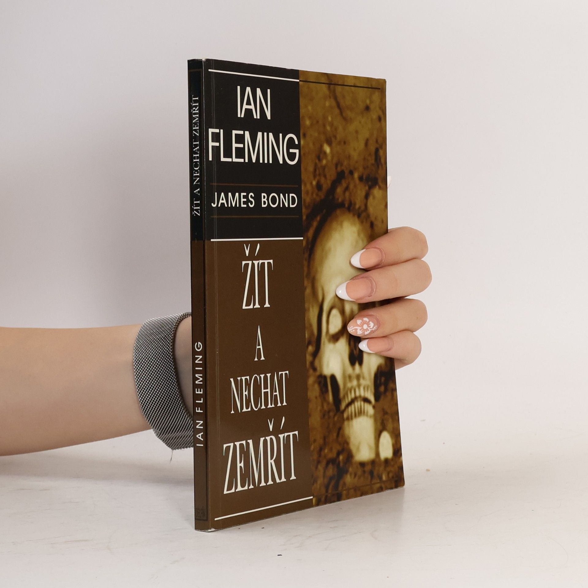 Ian Fleming Žít a nechat zemřít