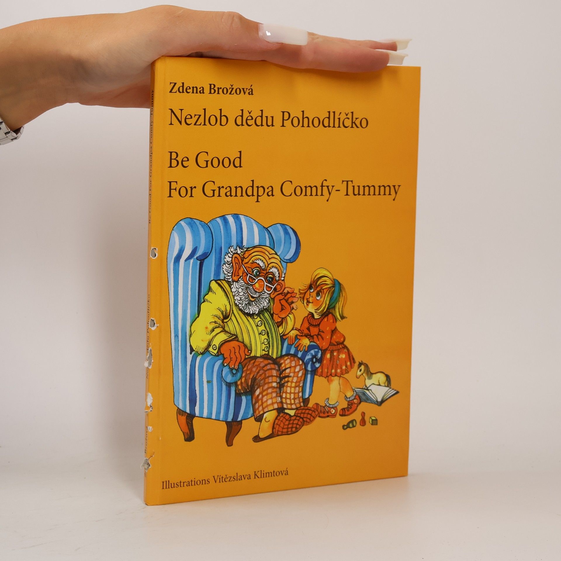 Veronika Arutyunyan Nezlob dědu Pohodlíčko = Be good for grandpa Comfy-Tummy