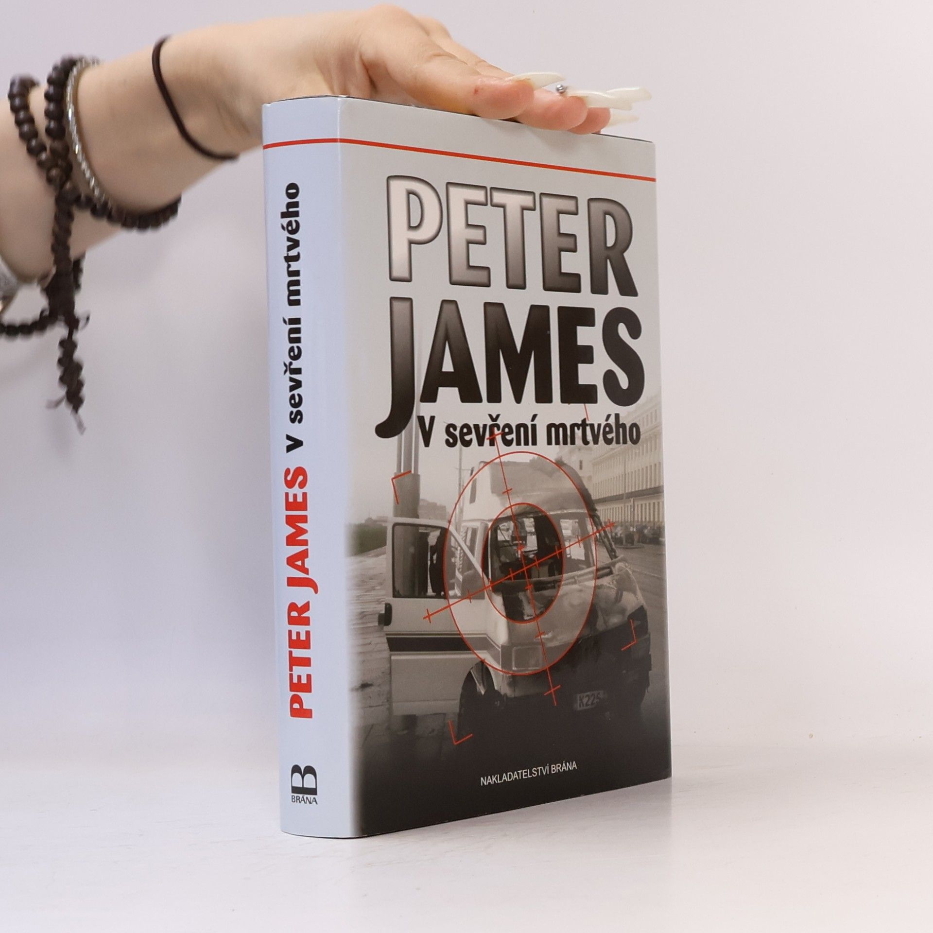 Peter James V sevření mrtvého