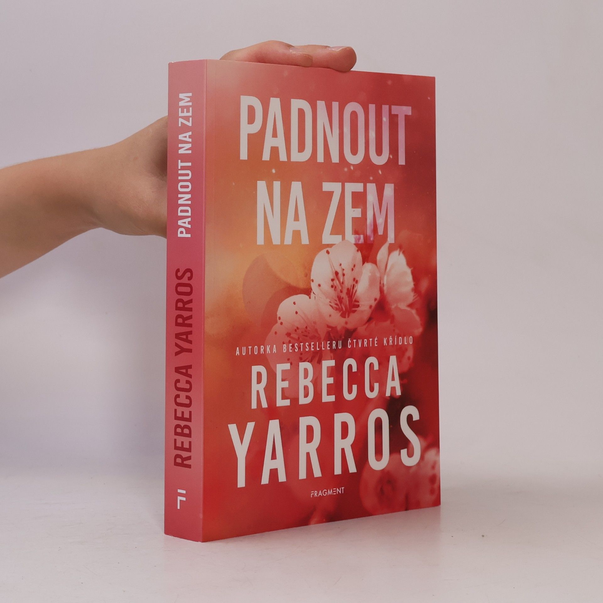 Rebecca Yarros Padnout na zem