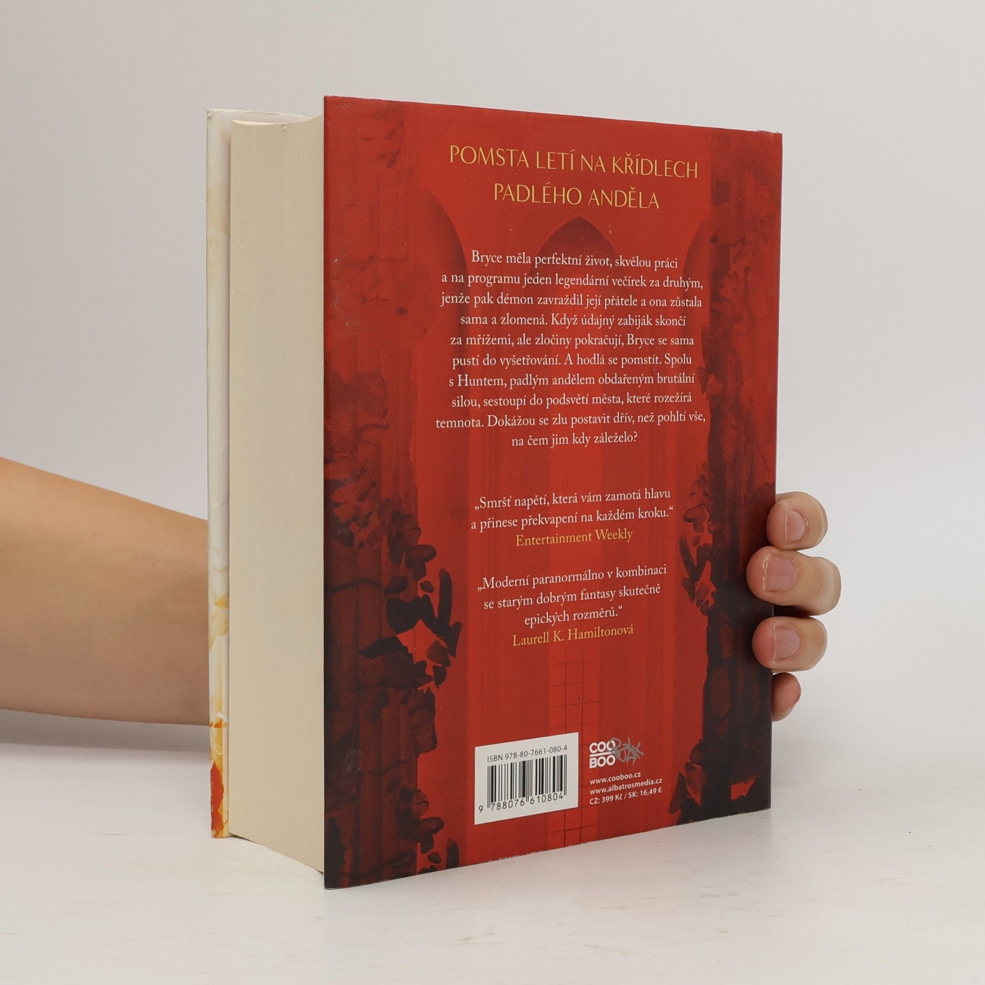Sarah J. Maas Půlměsíční město. Rod země a krve