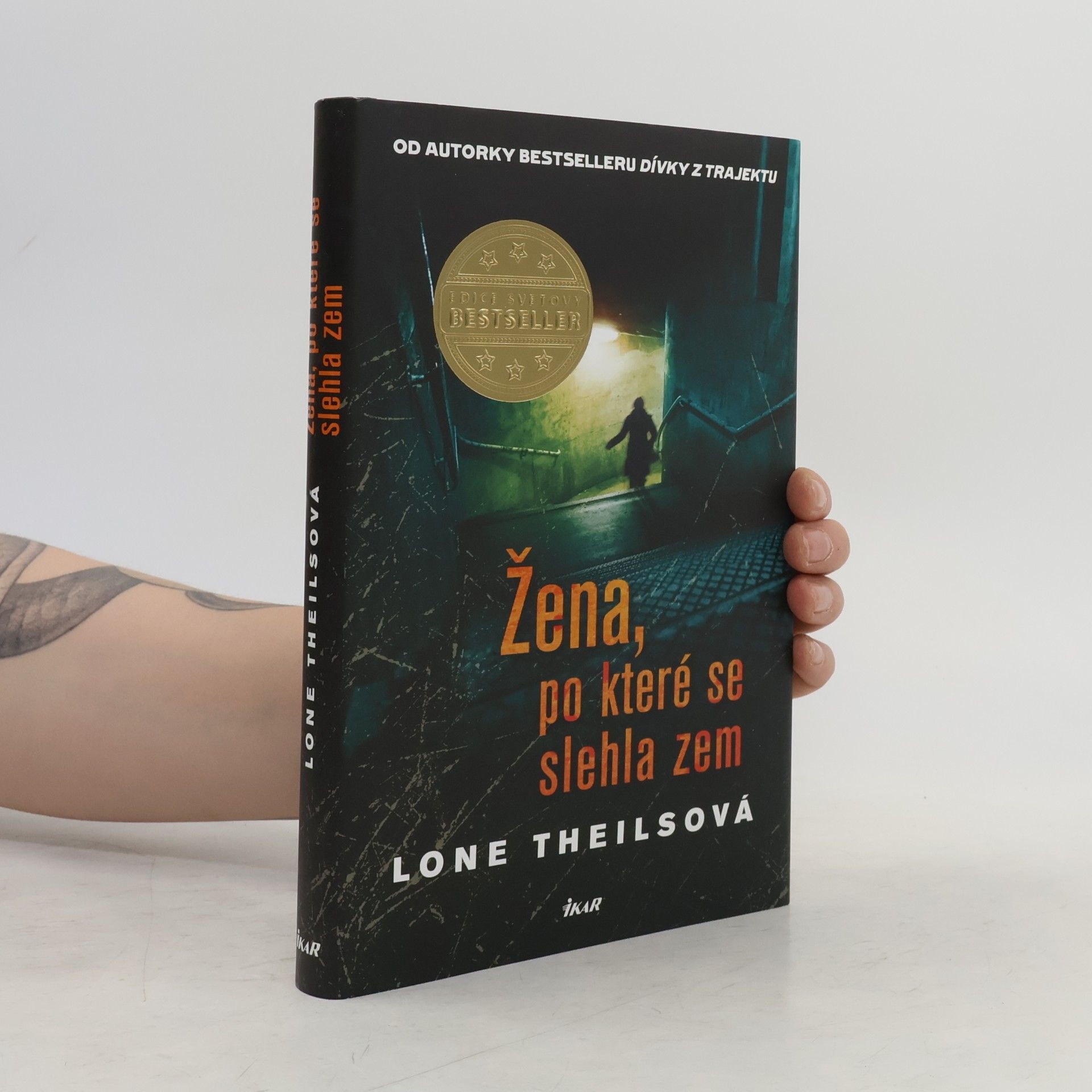 Lone Theils Žena, po které se slehla zem