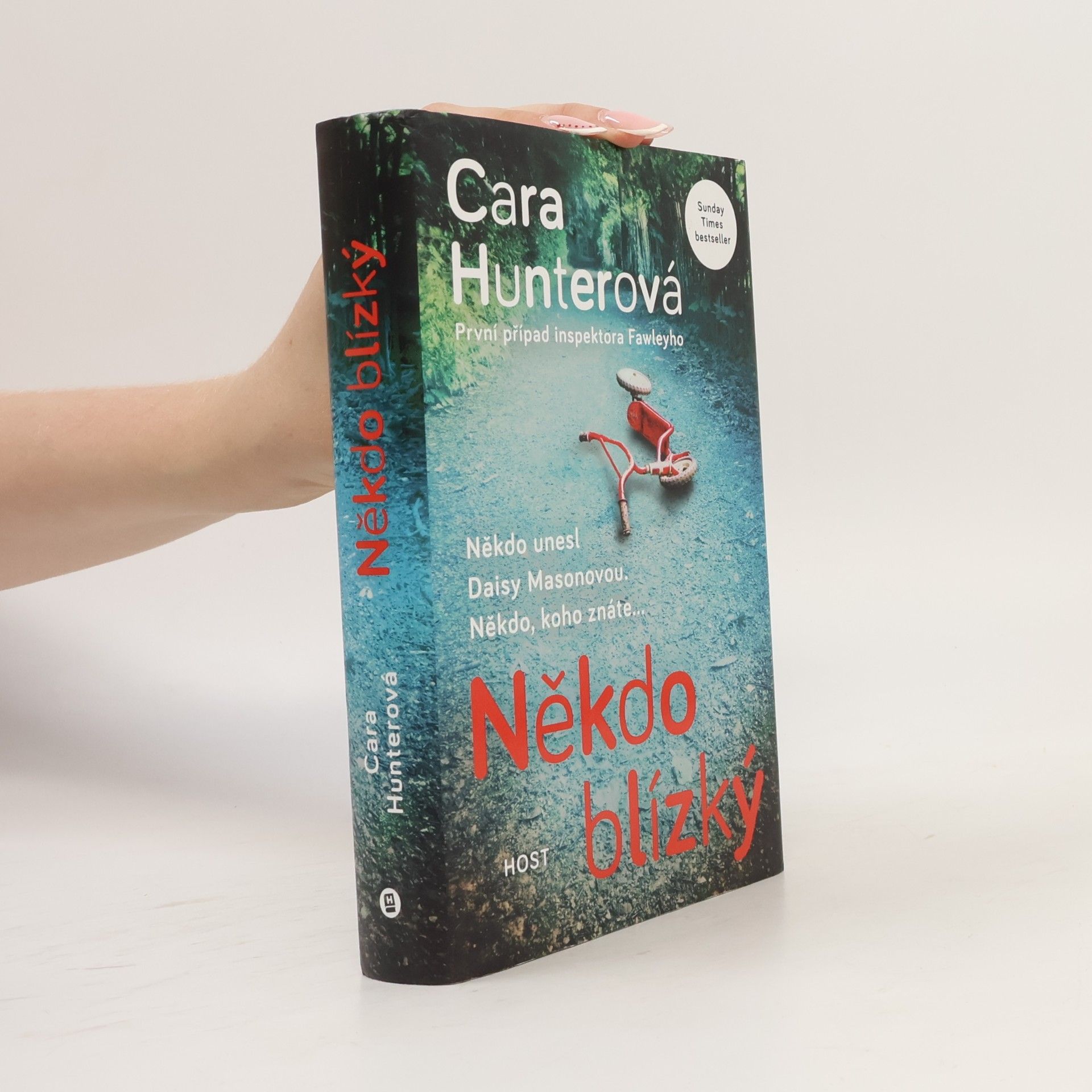 Cara Hunter Někdo blízký. První případ inspektora Fawleyho