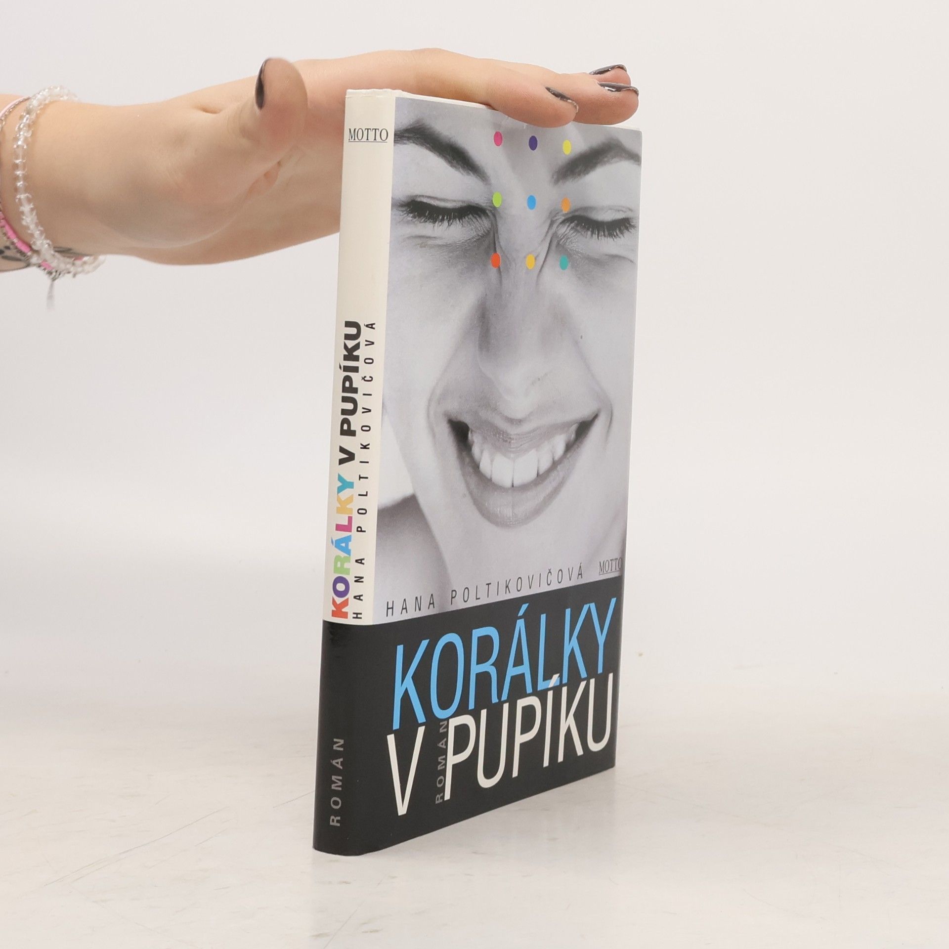 Hana Poltikovičová Korálky v pupíku