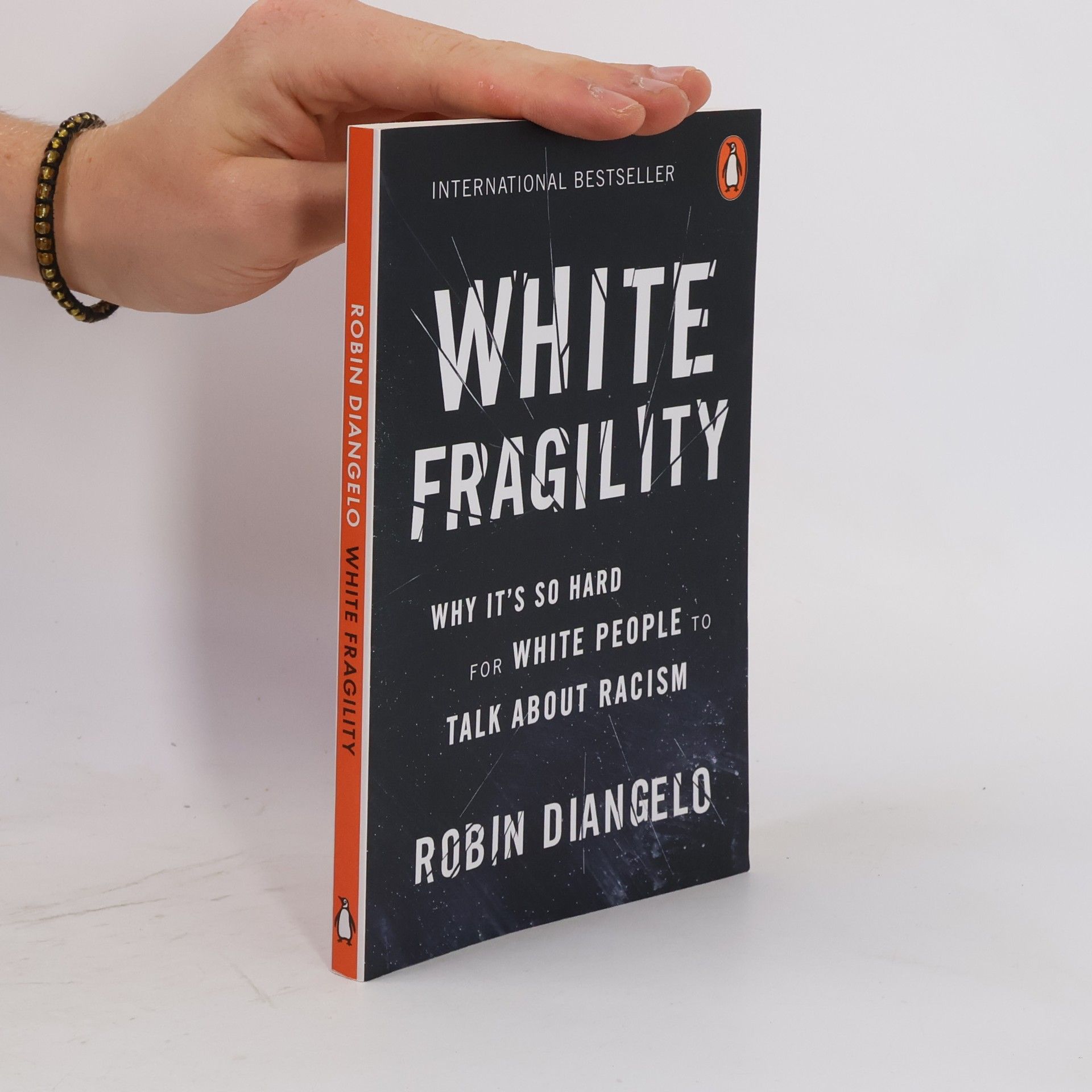 Robin J. DiAngelo White fragility : why it's so hard for white people to talk about racism