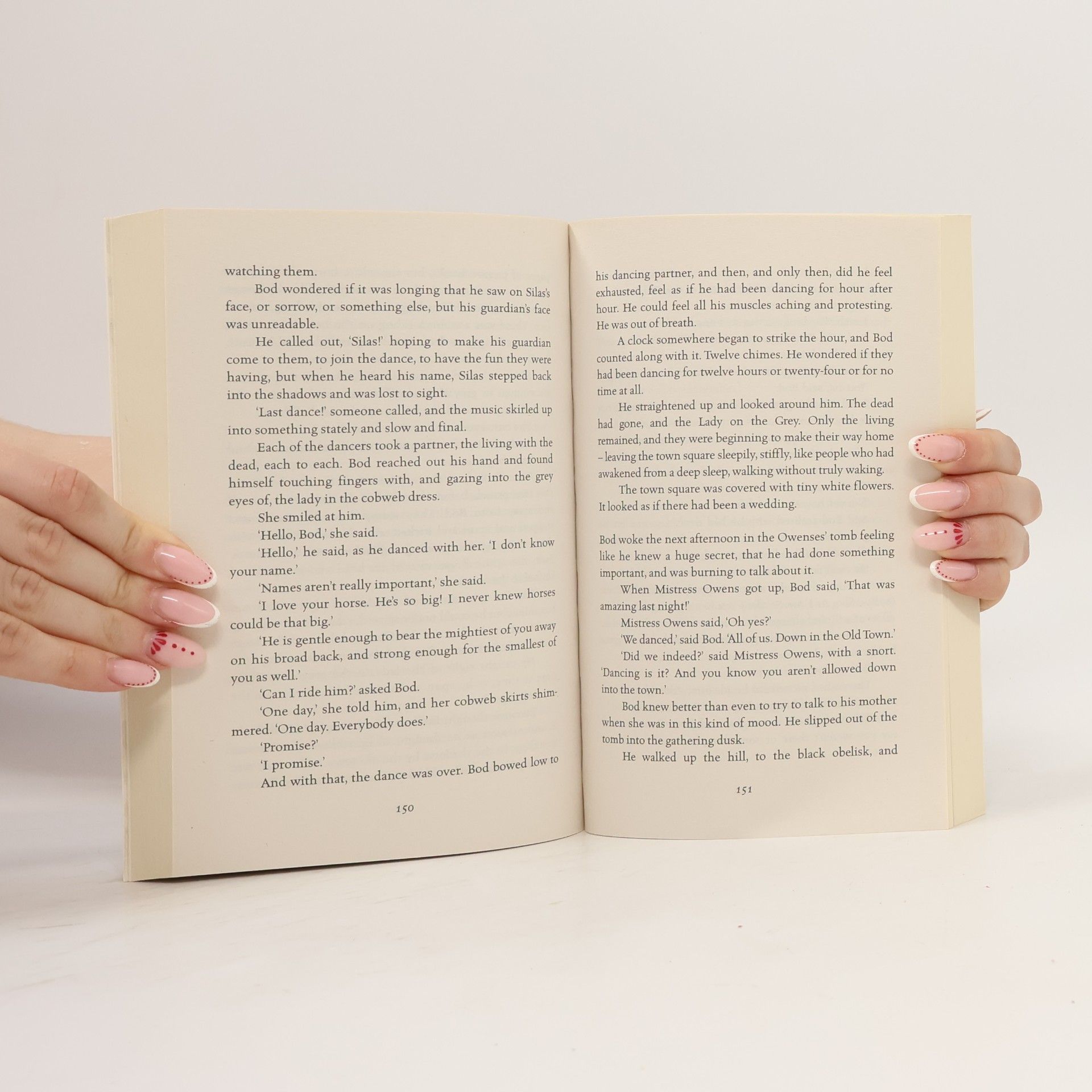 Neil Gaiman The graveyard book