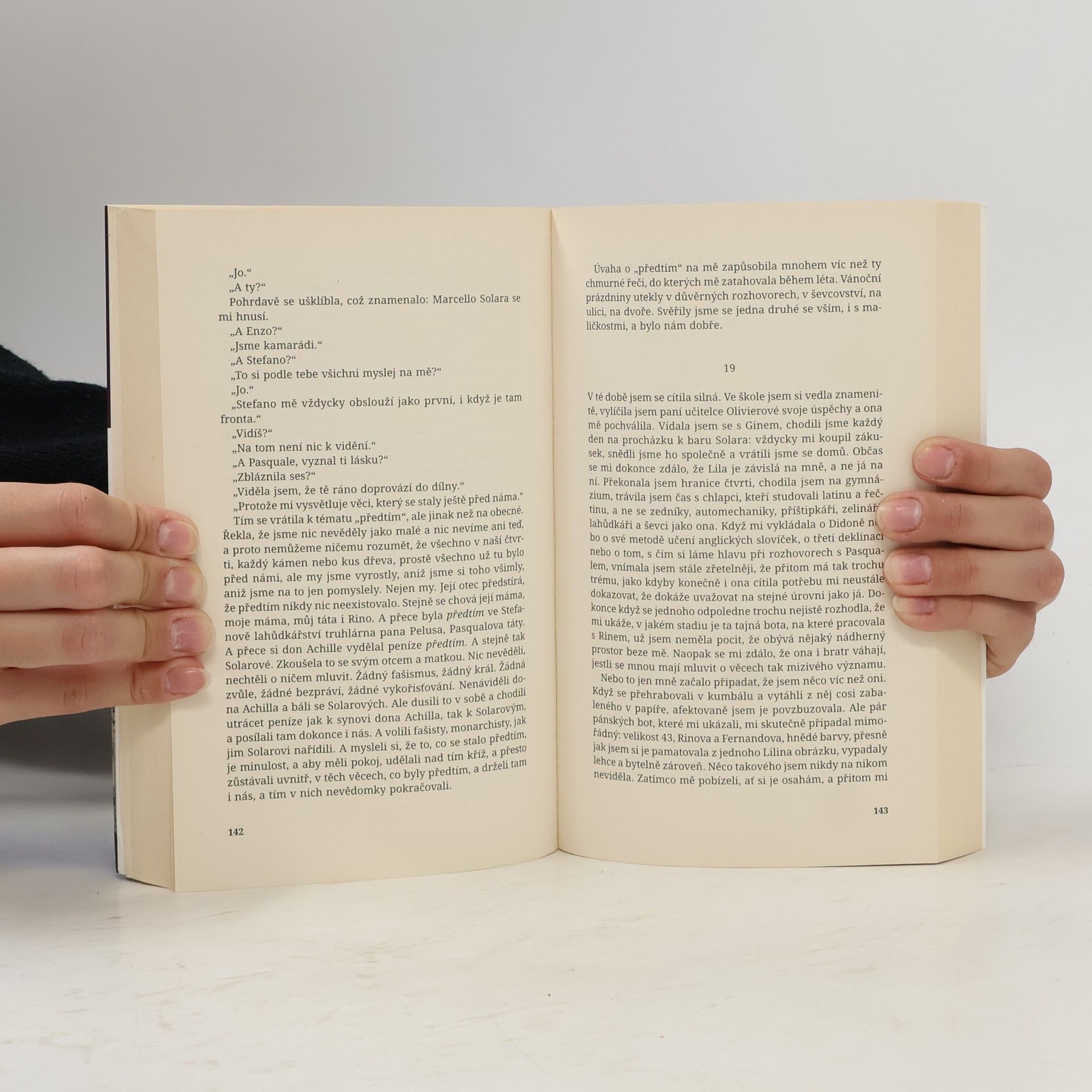 Elena Ferrante Geniální přítelkyně 1. Dětství a dospívání