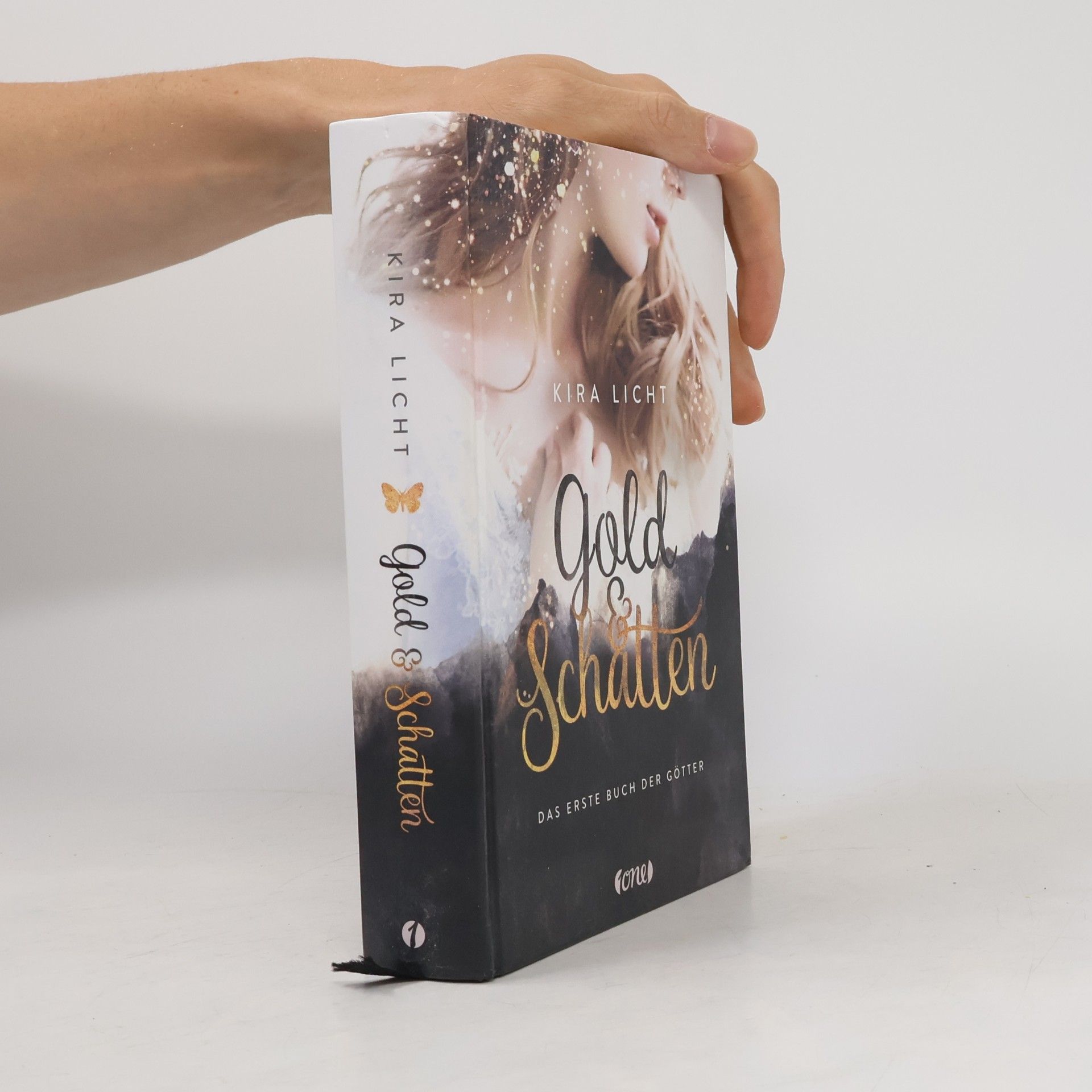 Kira Licht Gold und Schatten