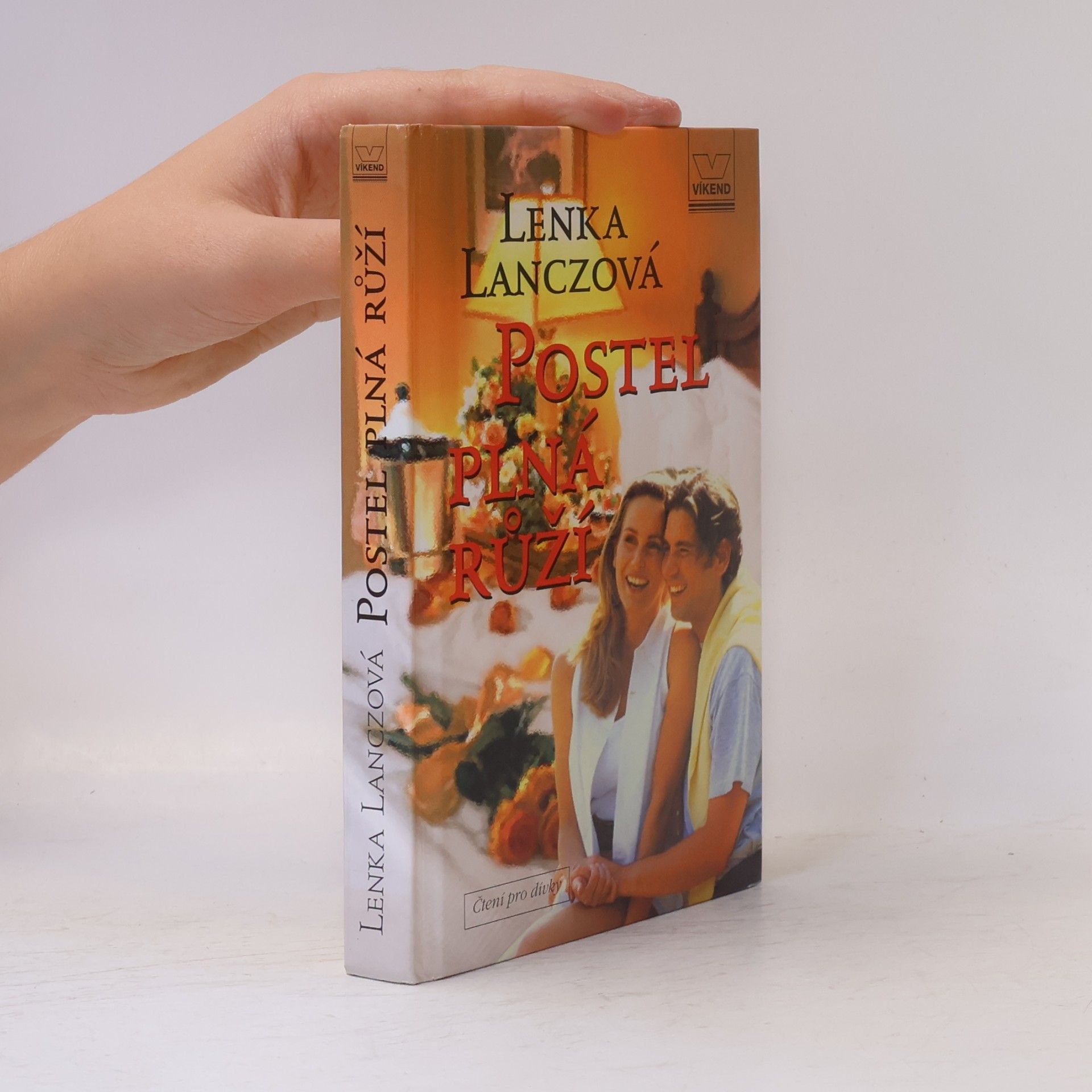 Lenka Lanczová Postel plná růží
