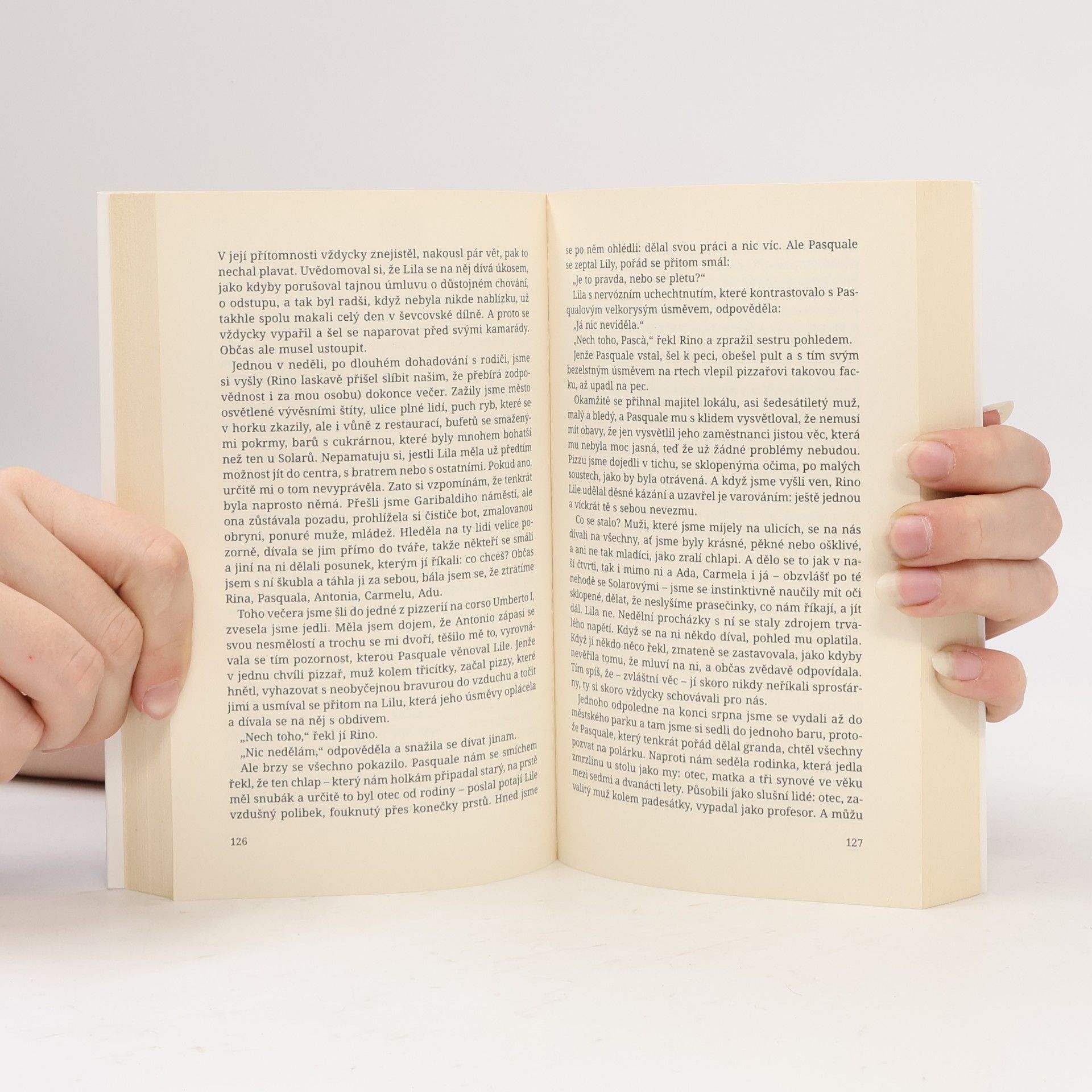 Elena Ferrante Geniální přítelkyně 1. Dětství a dospívání
