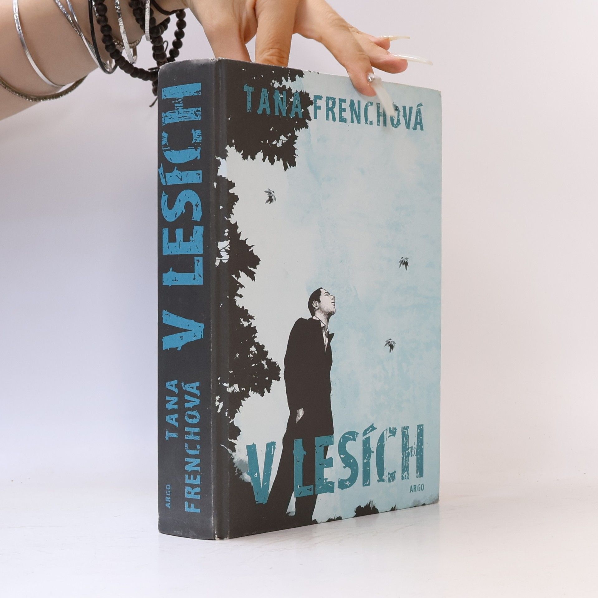 Tana French V lesích