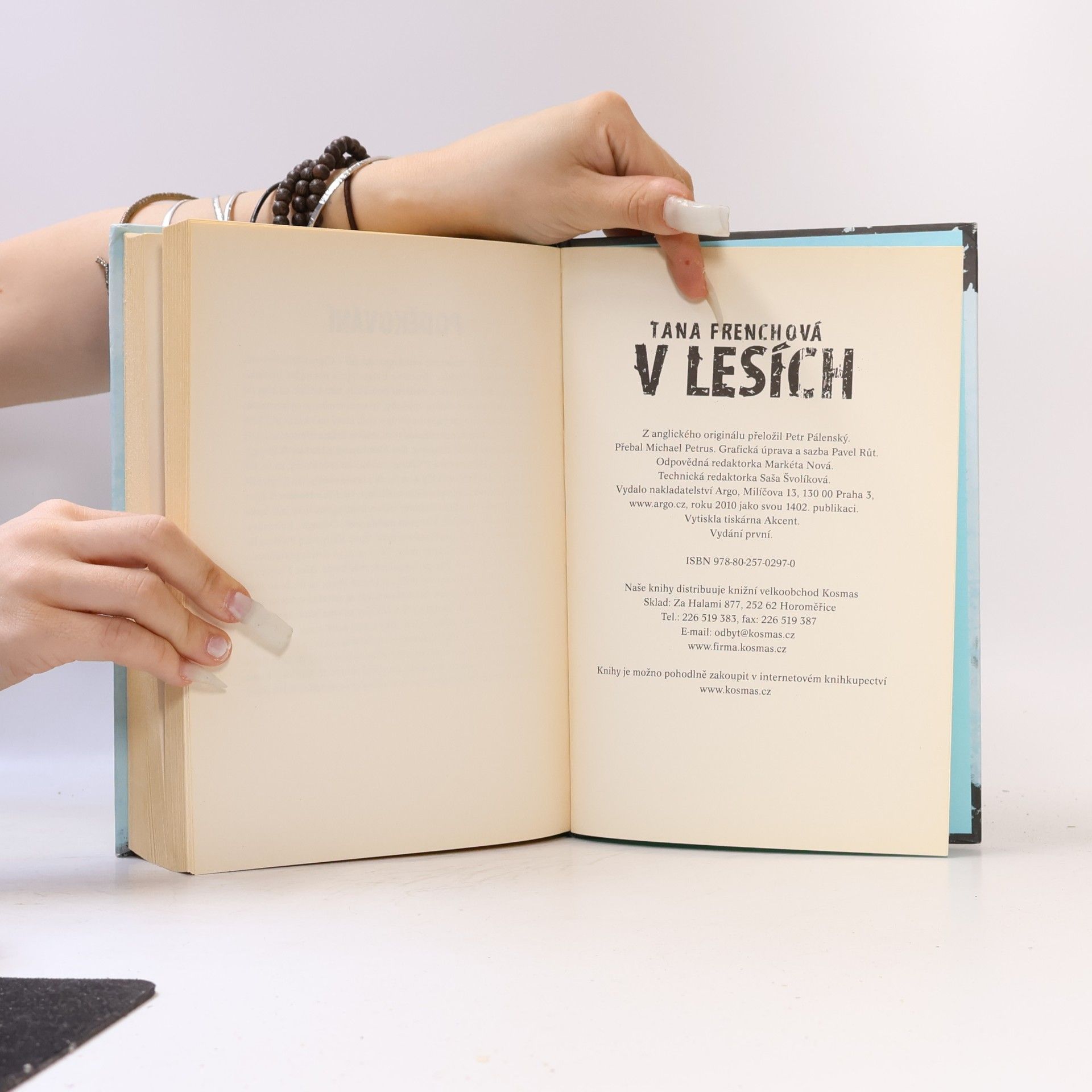 Tana French V lesích