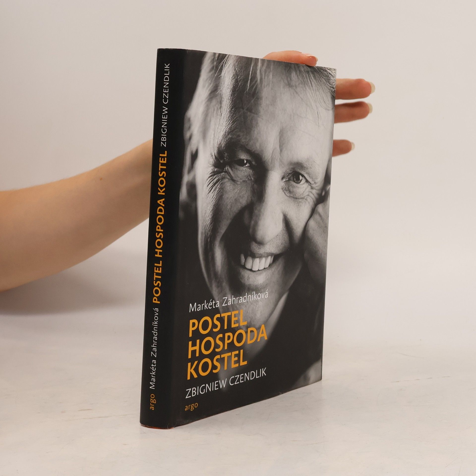 Zbigniew Czendlik Postel, hospoda, kostel