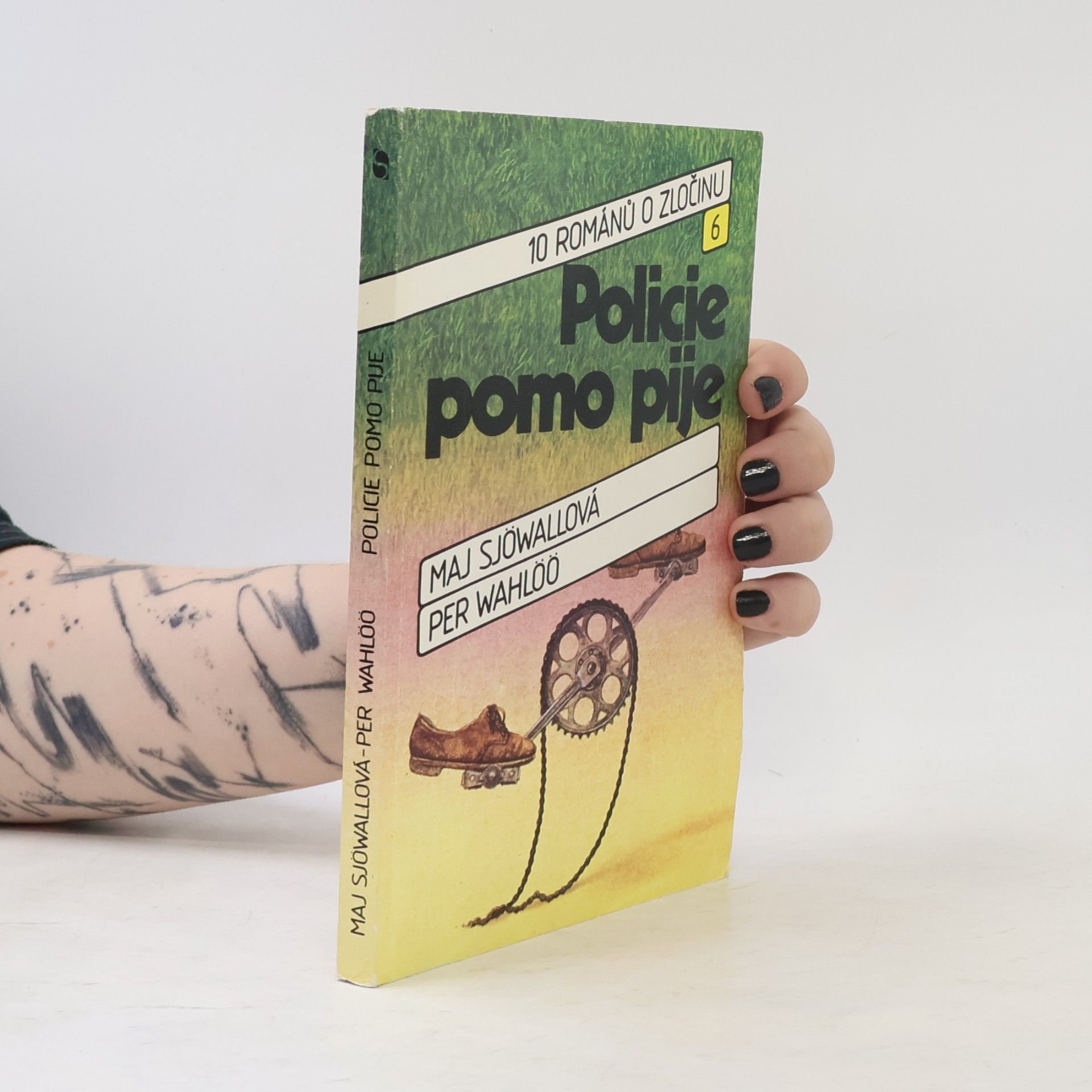 Maj Sjöwall Policie pomo pije