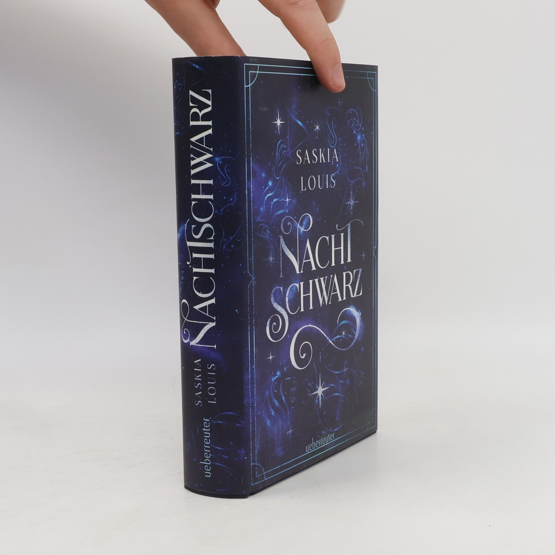 Saskia Louis Nachtschwarz (Nachtschwarz-Sternenhell, Bd. 1) Aufregende Urban-Fantasy-Dilogie über die Magie der Sterne und eine große Liebe – Buchumschlag mit Perlmuttglanzeffekt + Character Card in der 1. Auflage!