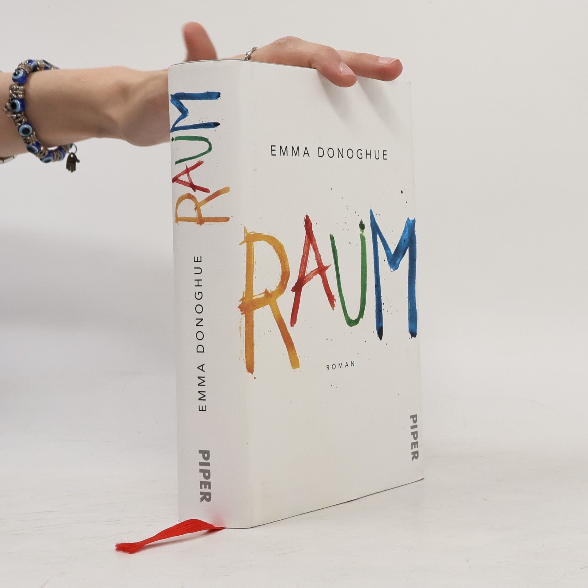 Emma Donoghue Raum