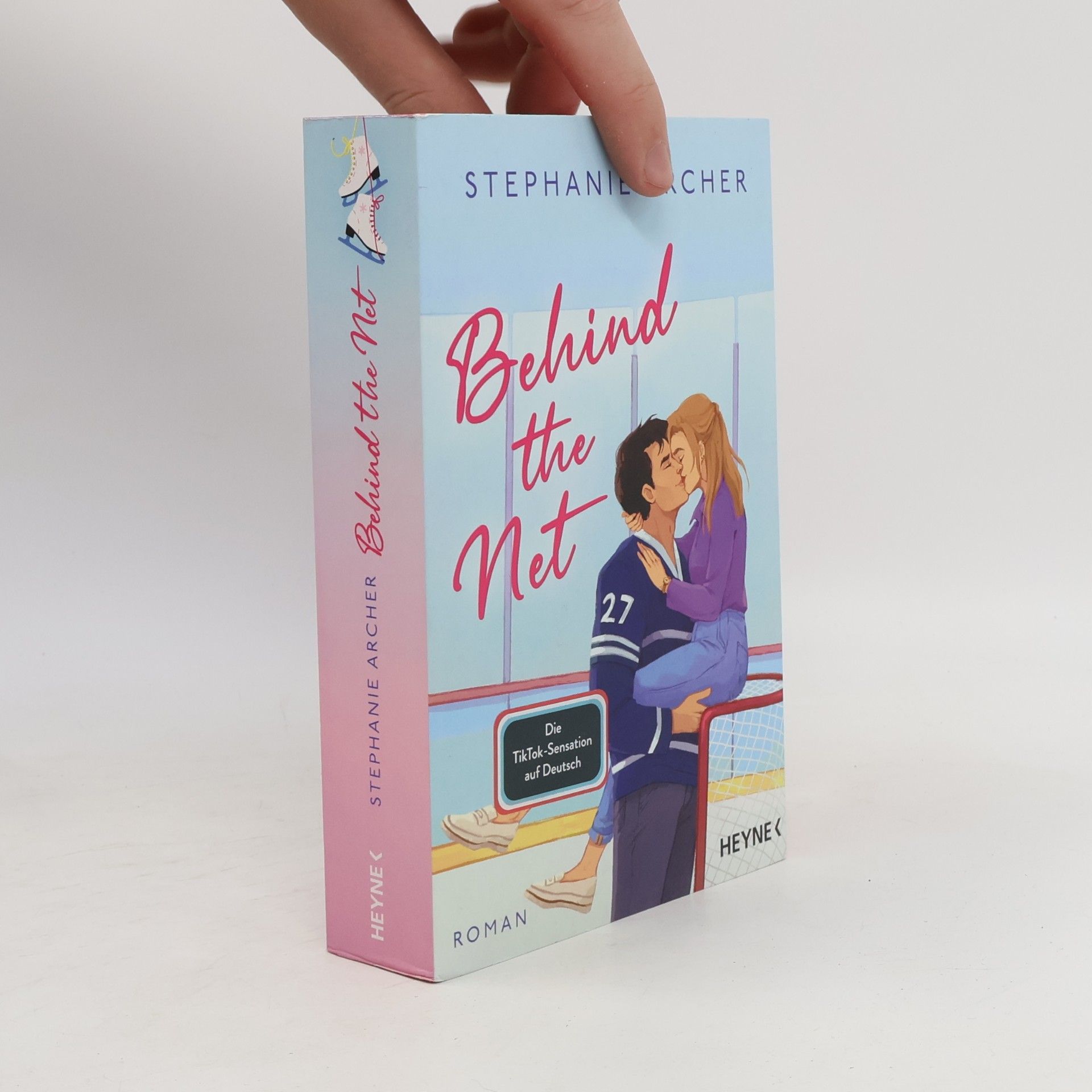 Stephanie Archer Behind the Net. Roman - Mit farbig gestaltetem Buchschnitt - nur in limitierter Erstauflage der gedruckten Ausgabe - Spicy Sportsromance für Fans von »Icebreaker«!