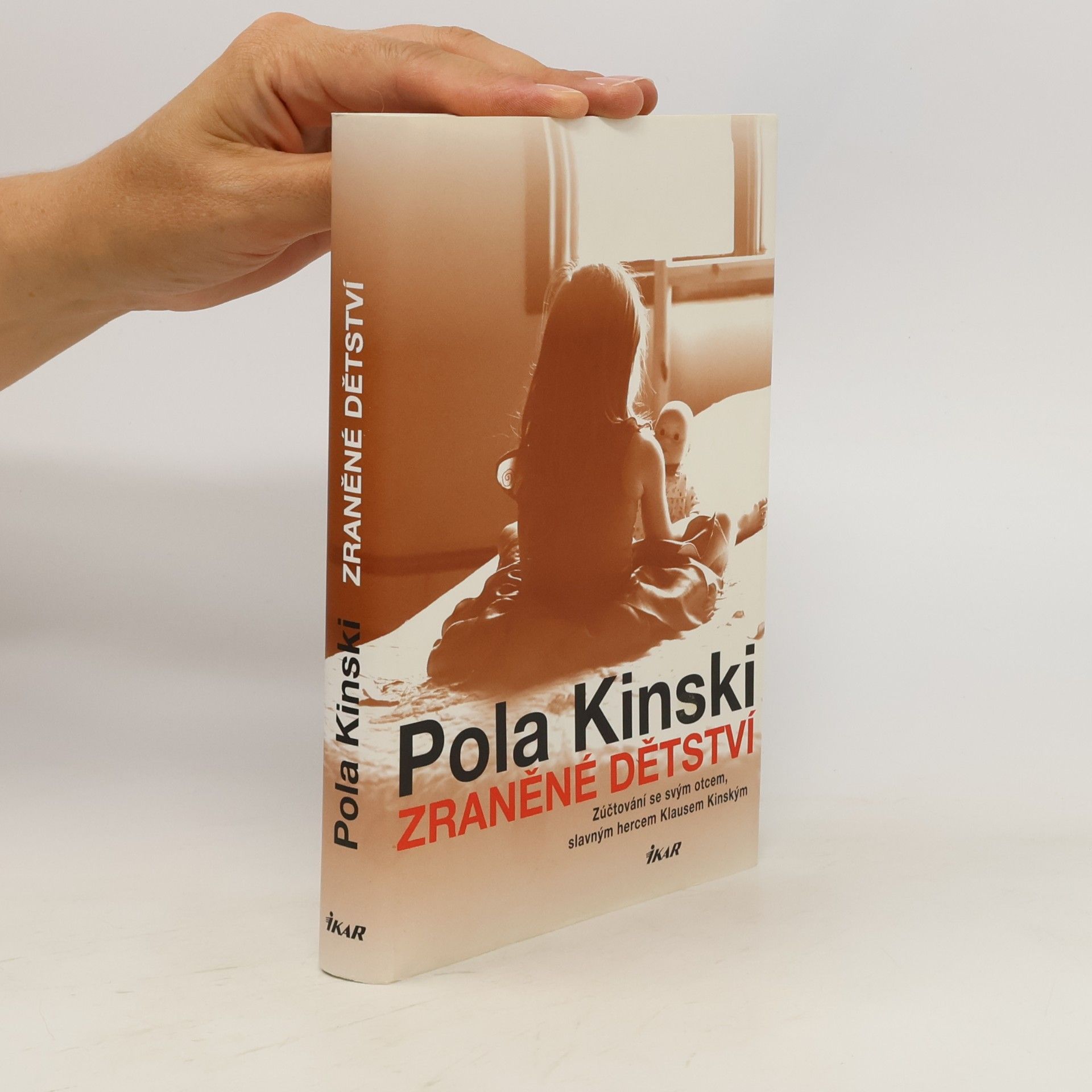 Pola Kinski Zraněné dětství : Zúčtování se svým otcem, slavným hercem Klausem Kinským