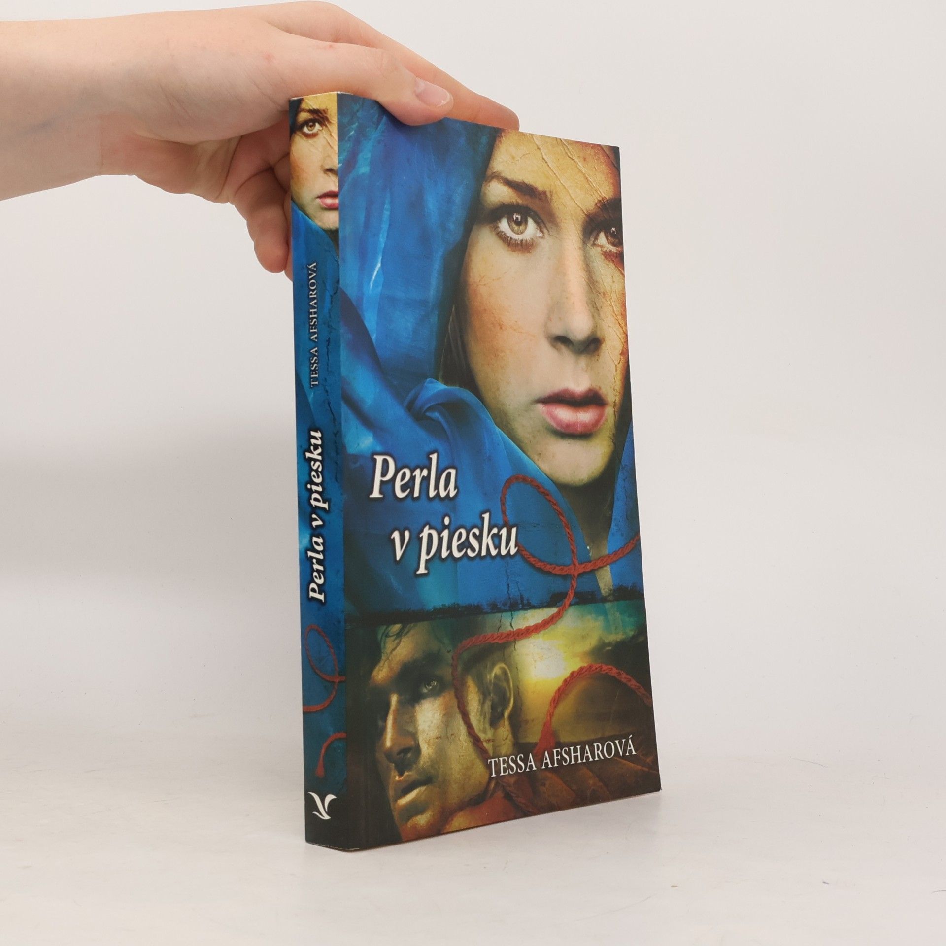 Tessa Afshar Perla v piesku
