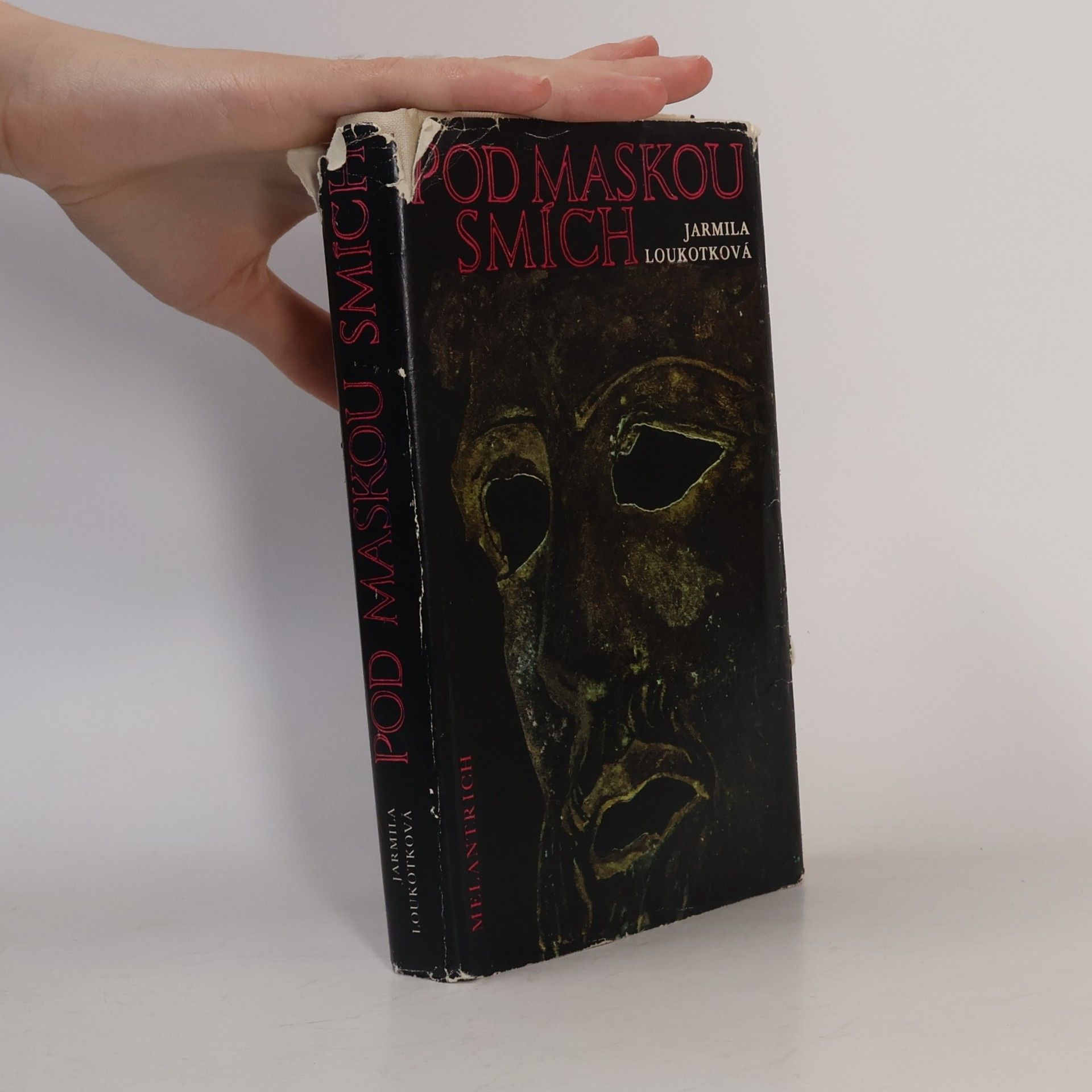 Jarmila Loukotková Pod maskou smích