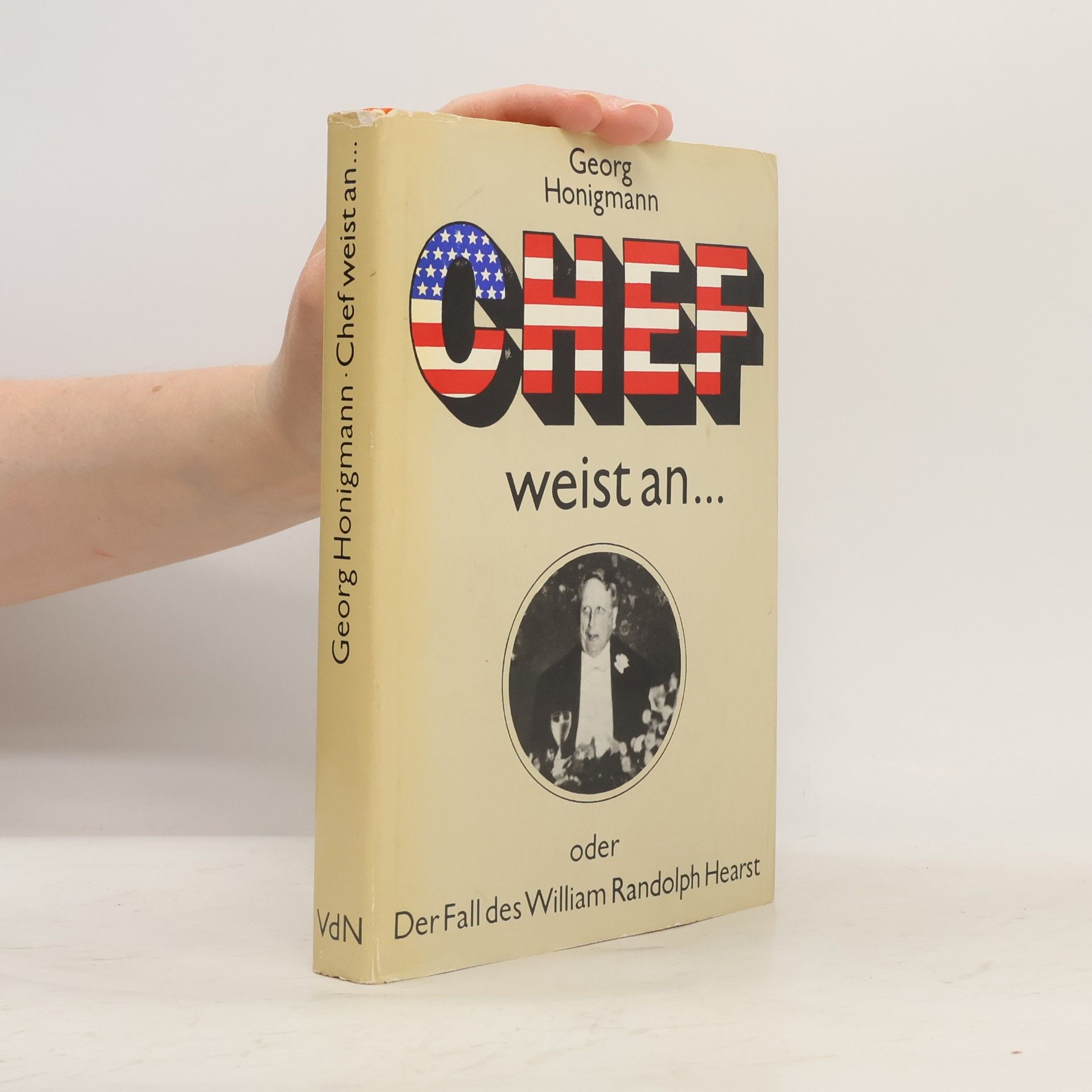 Georg Honigmann CHef weist an...